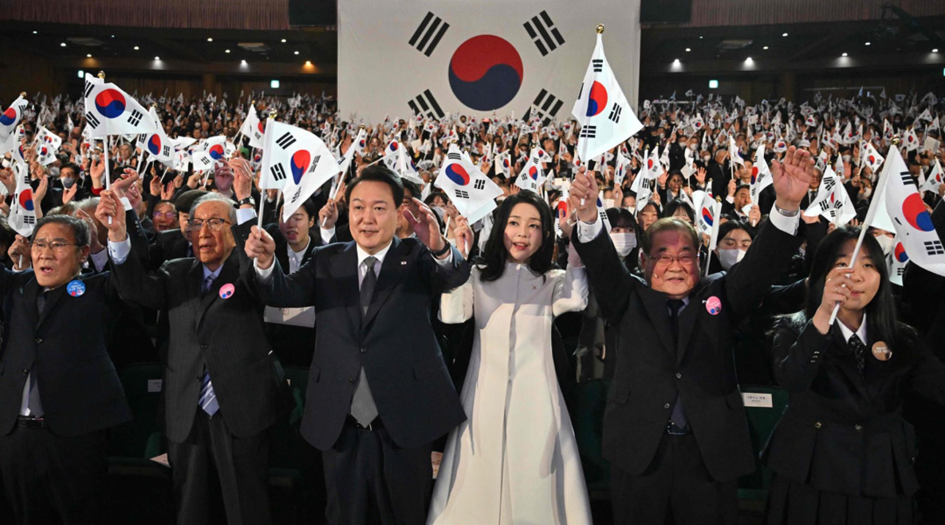 尹锡悦（前左三）和夫人金建希（前右三）再因其他案件面对起诉。