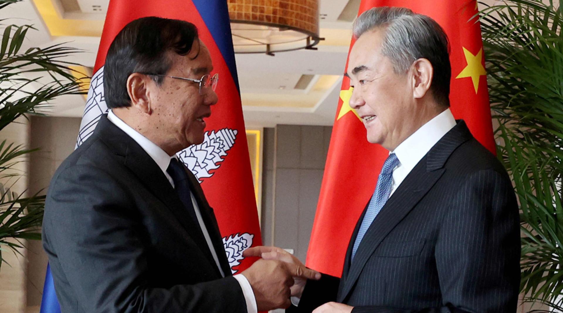 王毅28日云南玉溪和柬埔寨外长布拉索昆会面。