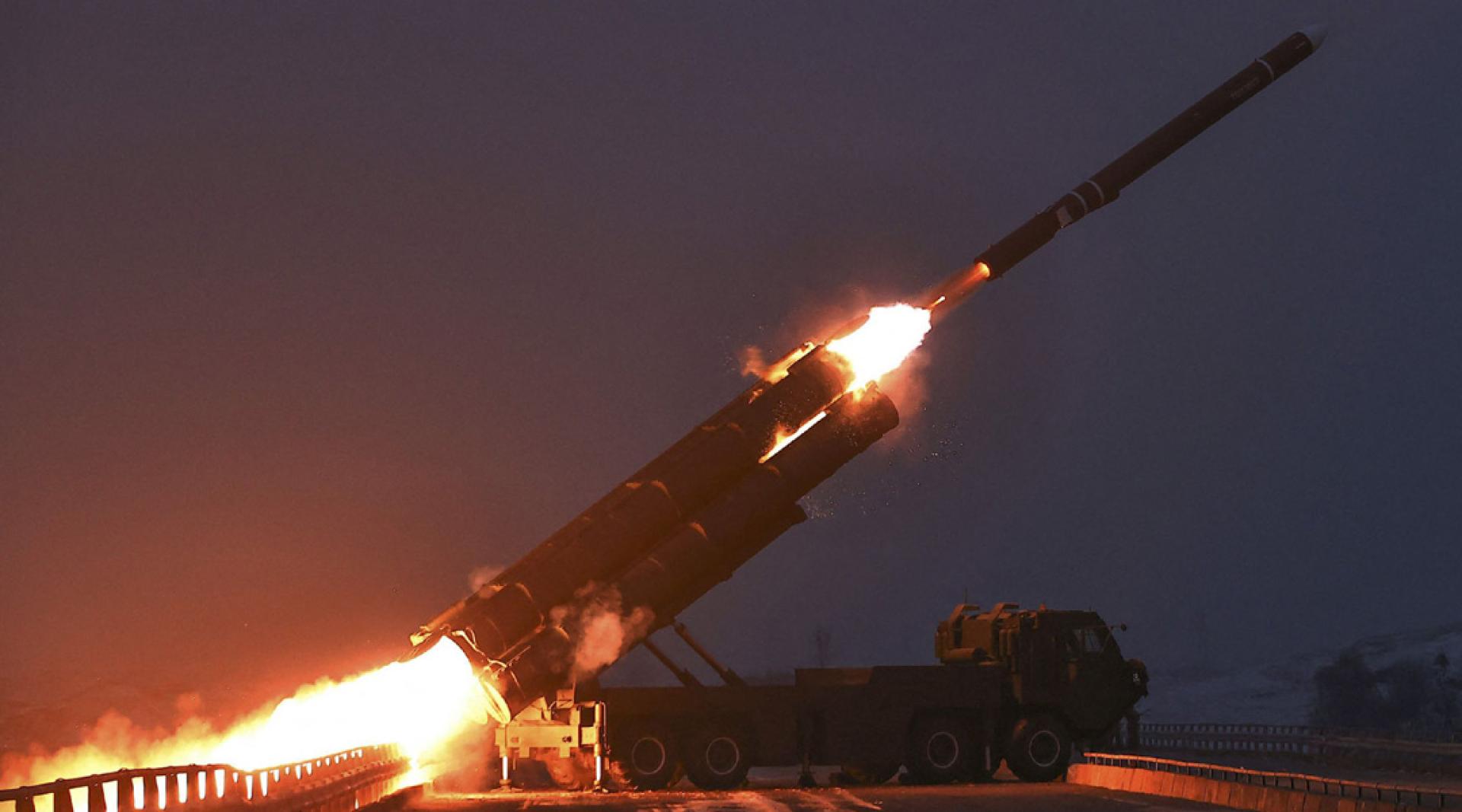 朝鲜进行远程战略巡航导弹发射训练。