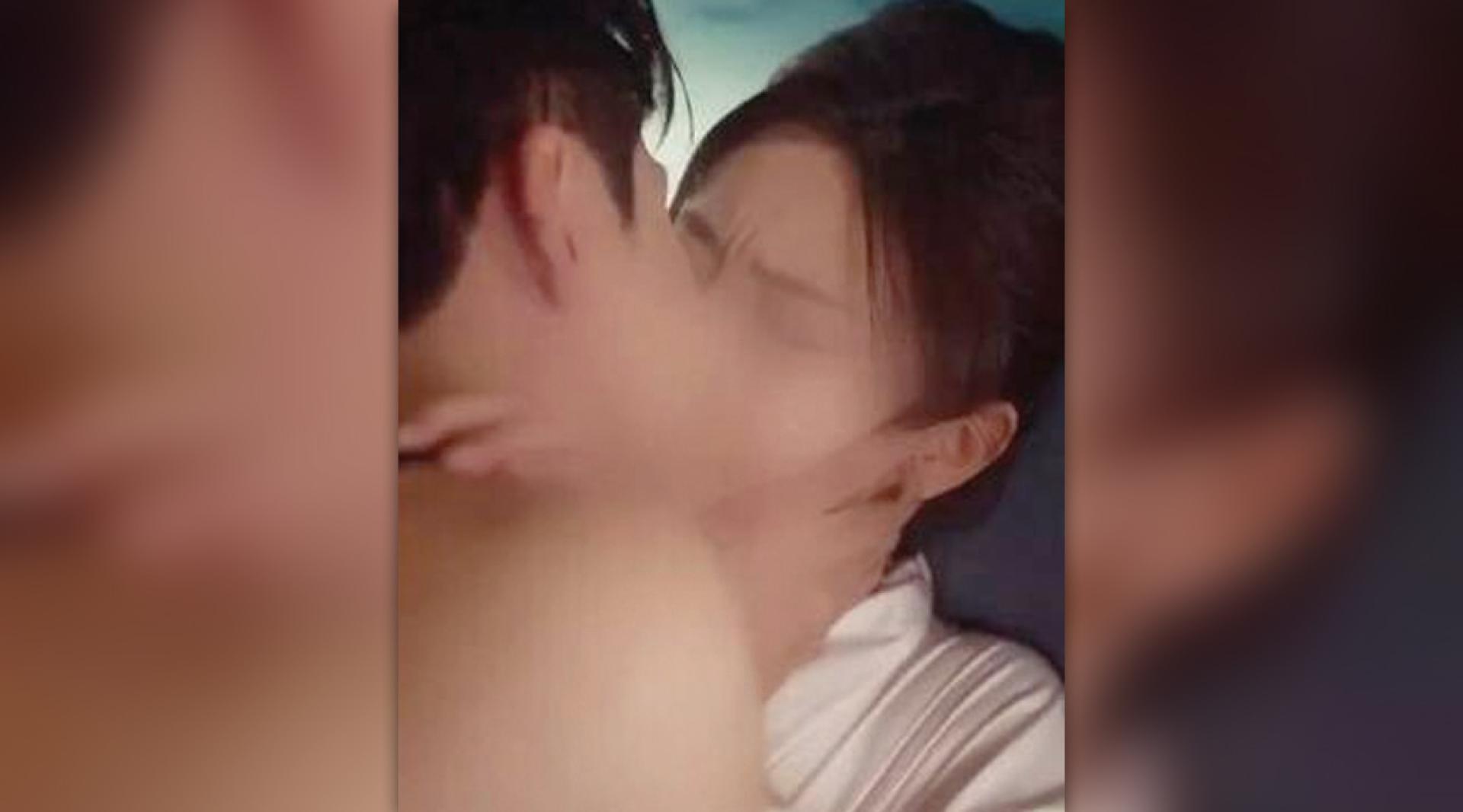 中国网友痛斥微短剧亲吻画面被马赛克到肩部，非常夸张。