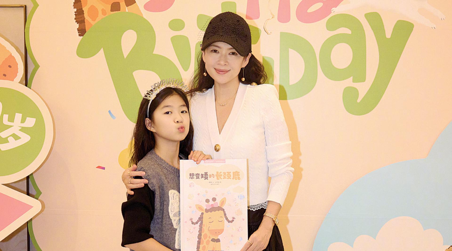 章子怡（右）帮女儿醒醒庆生。