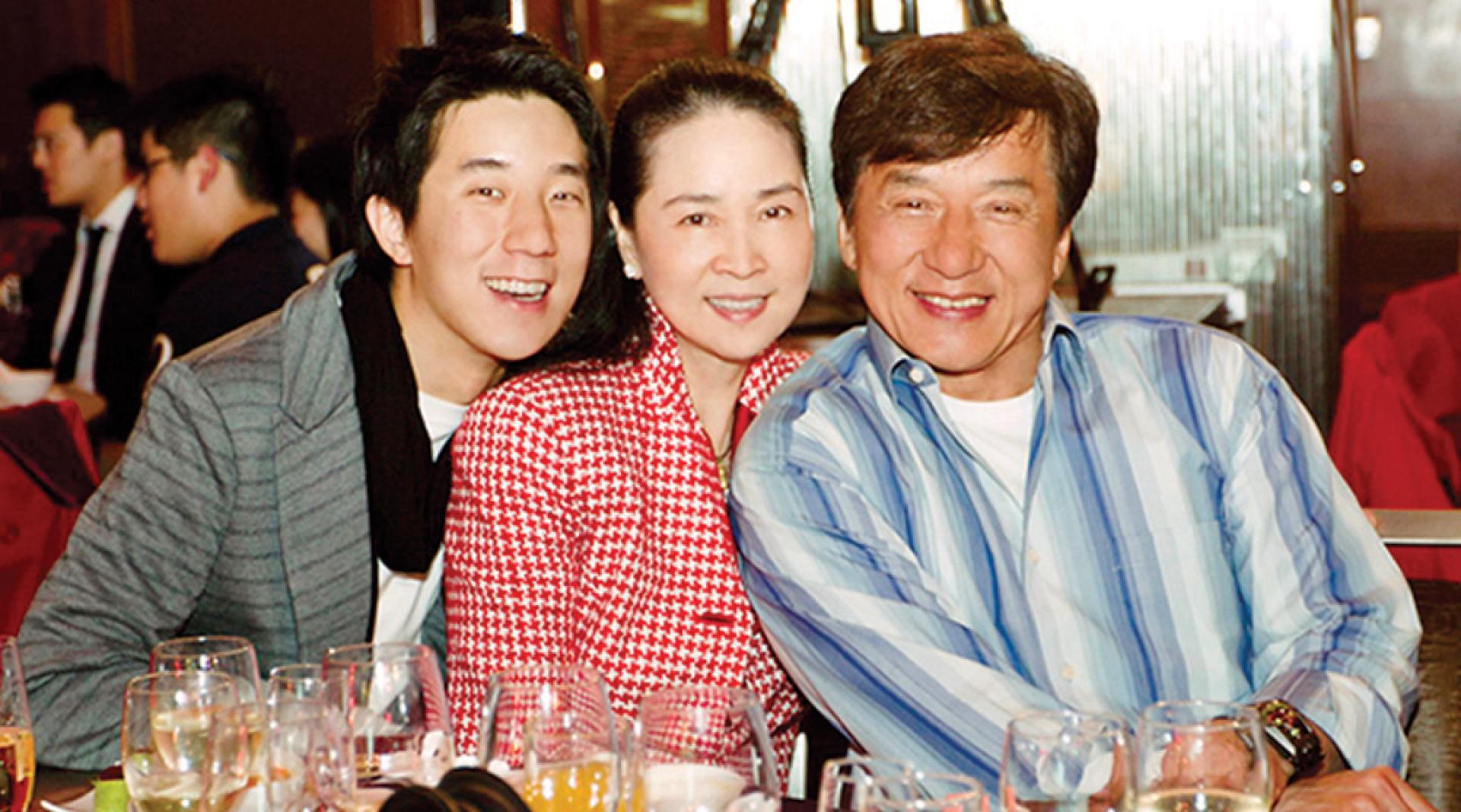 成龙（右）与林凤娇的独生子房祖名。