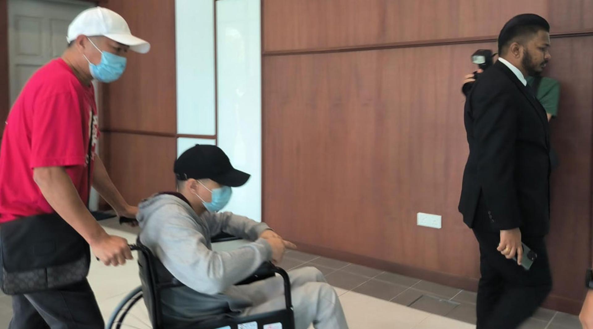 涉危驾致死人案的被告周一坐着轮椅上庭面控。