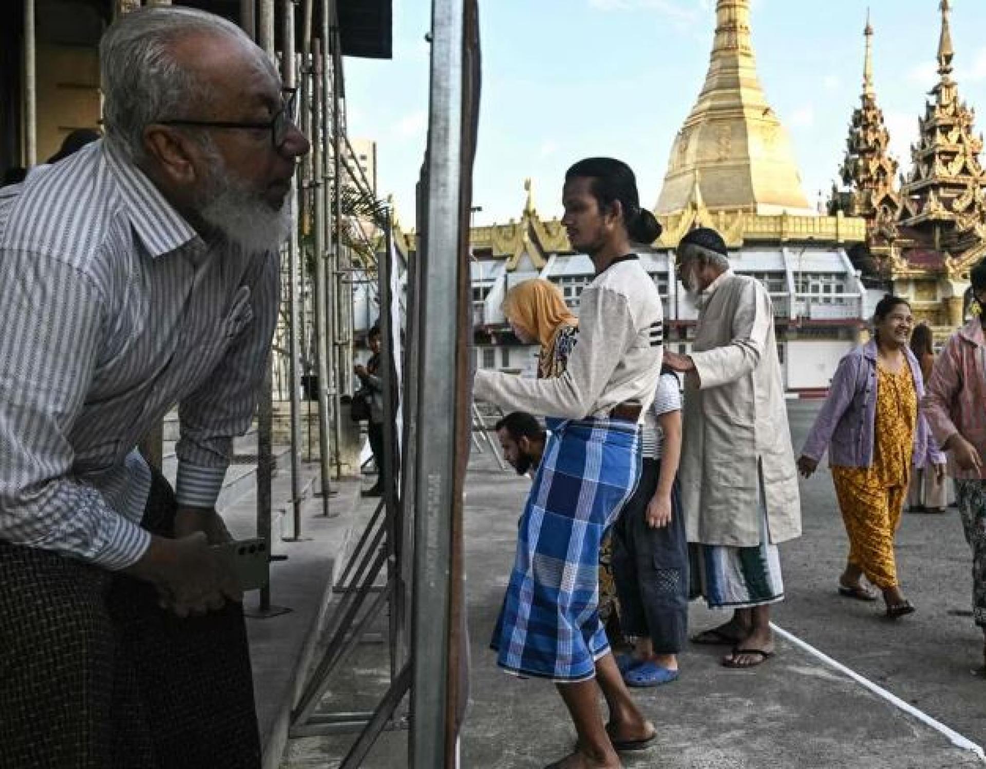 缅甸仰光选民于12月28日在投票站外查阅选民册，首阶段大选投票气氛冷清；第二与第三阶段投票将分别于2026年1月11日及25日举行。