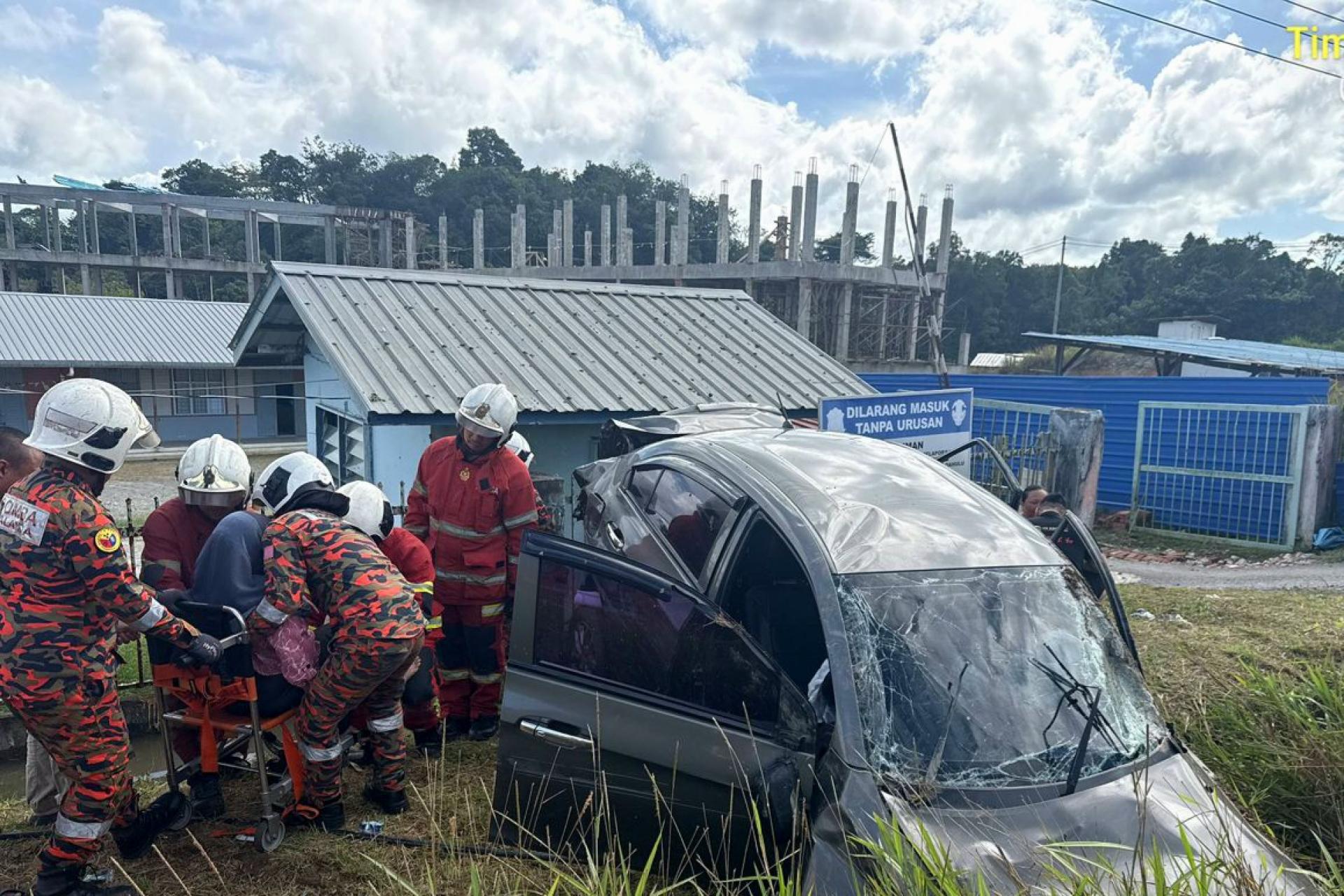 民都鲁消拯局接获投报后迅速赶抵民都鲁—美里路车祸现场，对伤者展开紧急救援与初步评估。