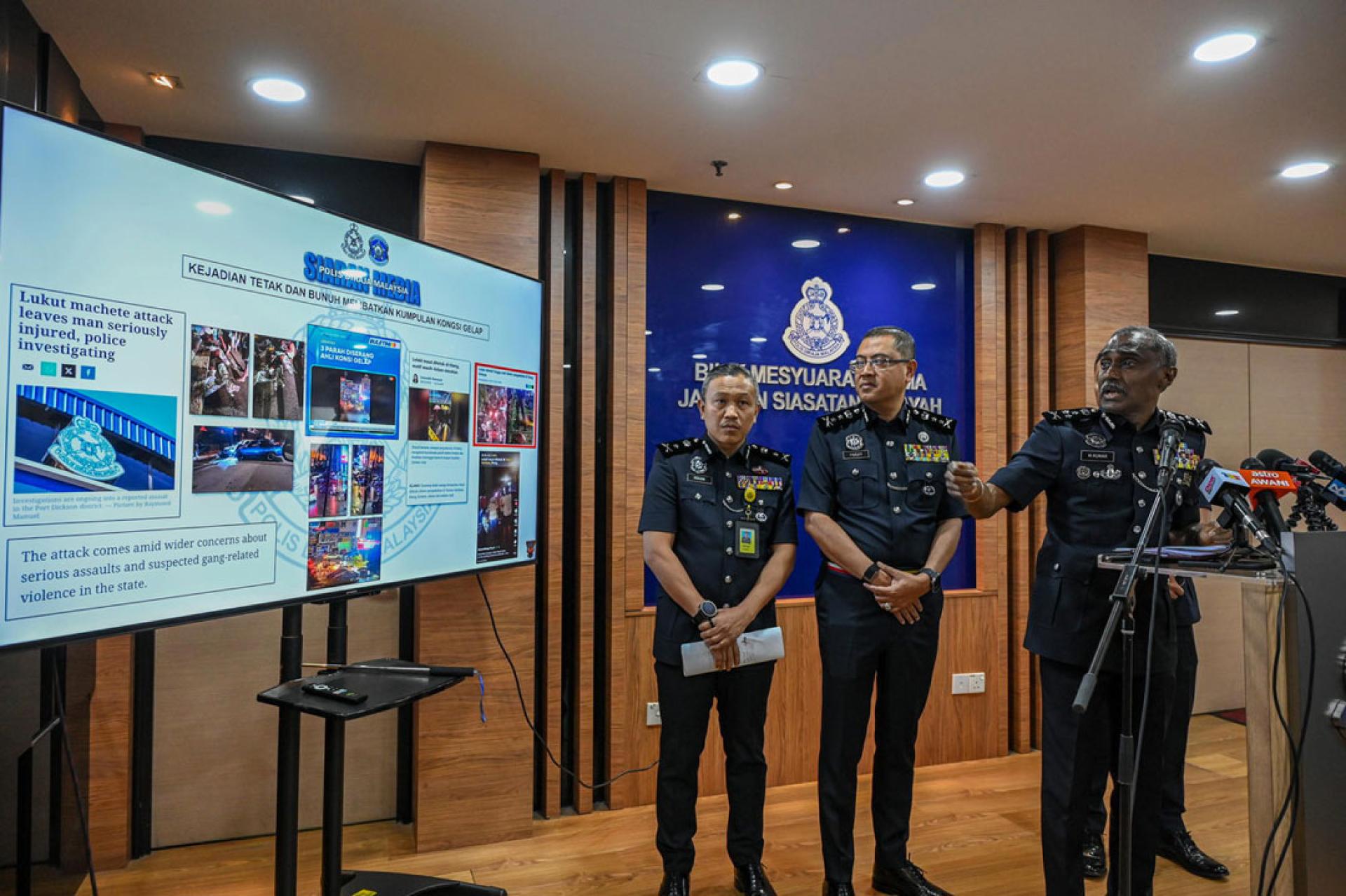 古马（右）讲述警方通过代号为“Op Tiga”的特别行动，成功捣毁“鹿仔帮”犯罪活动的成果。