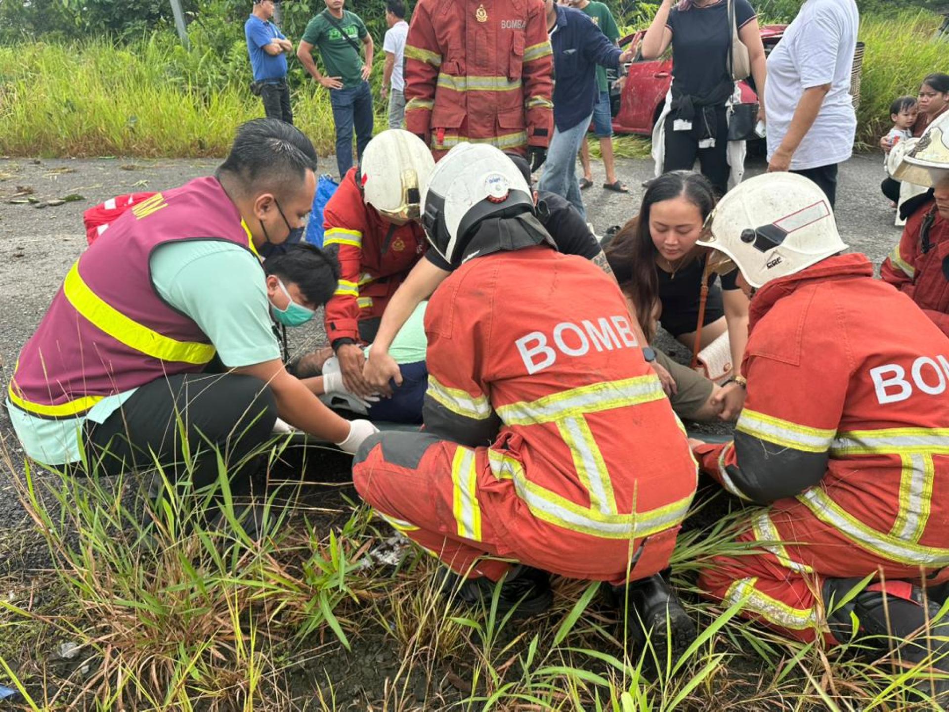 消拯人员抵达后接手现场救援，协助稳定其中1名感到疼痛的伤者，并给予初步检查与安抚。