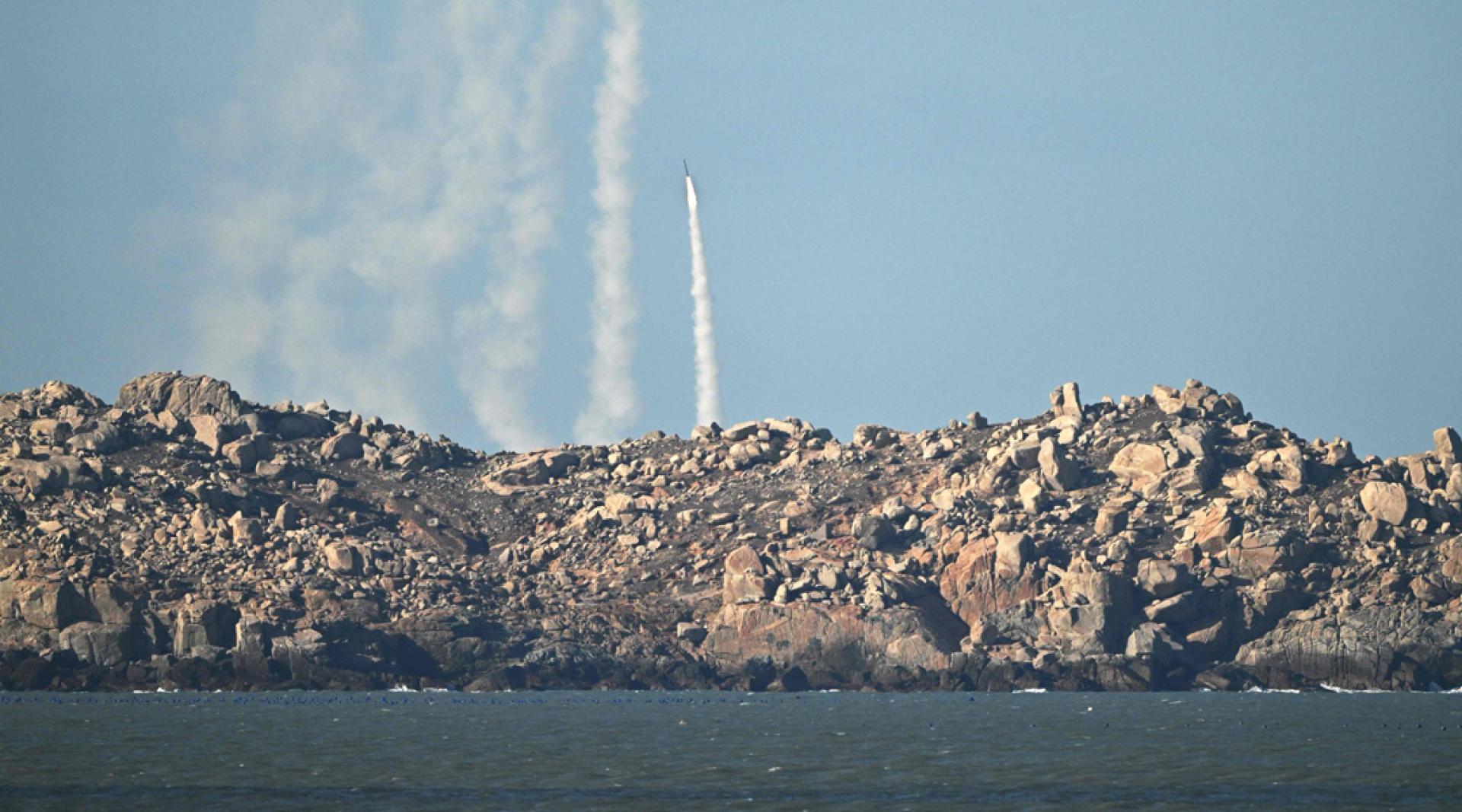 解放军30日上午在福建省平潭岛射击多枚火箭，但无法确定弹著点。平潭岛是距离台湾最近的地方。