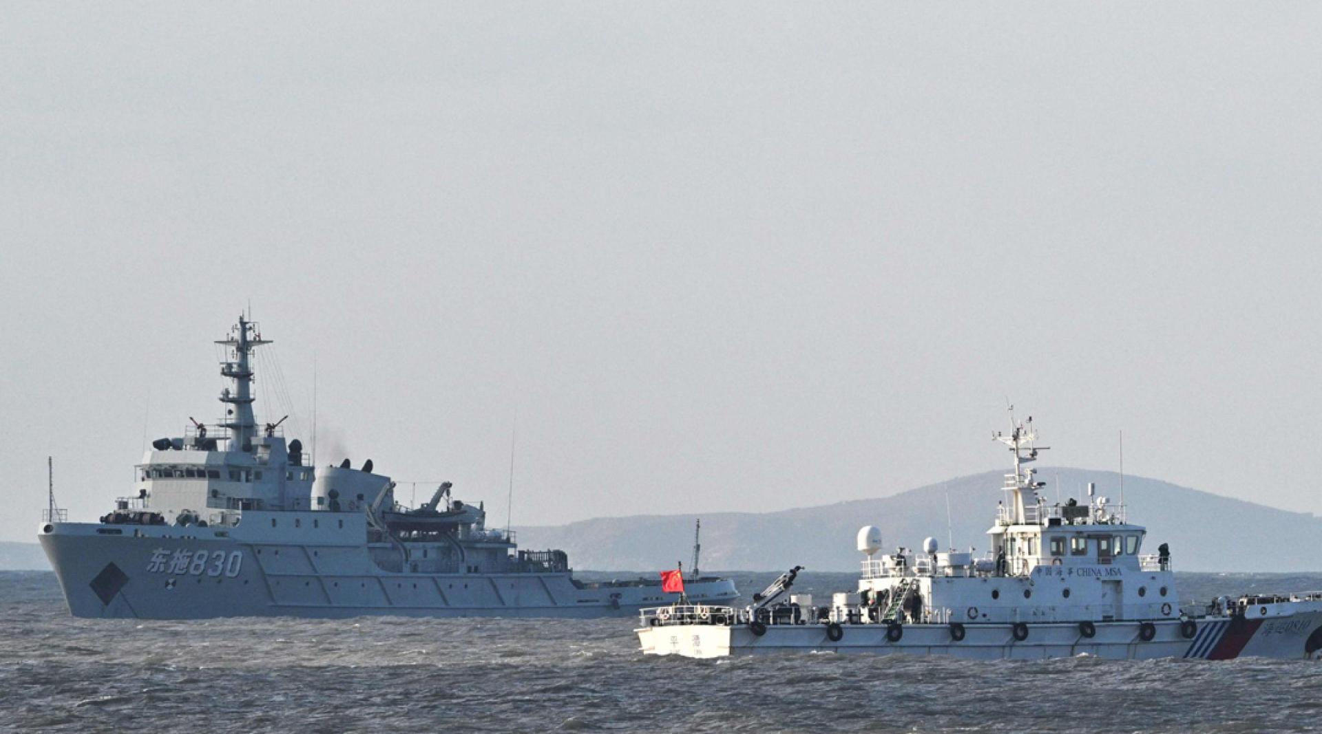 解放军宣布30日上午8时至下午6时，在台湾周边5个公布的海域和空域范围进行实弹射击。图为30日出现在福建省平潭岛的解放军军舰。