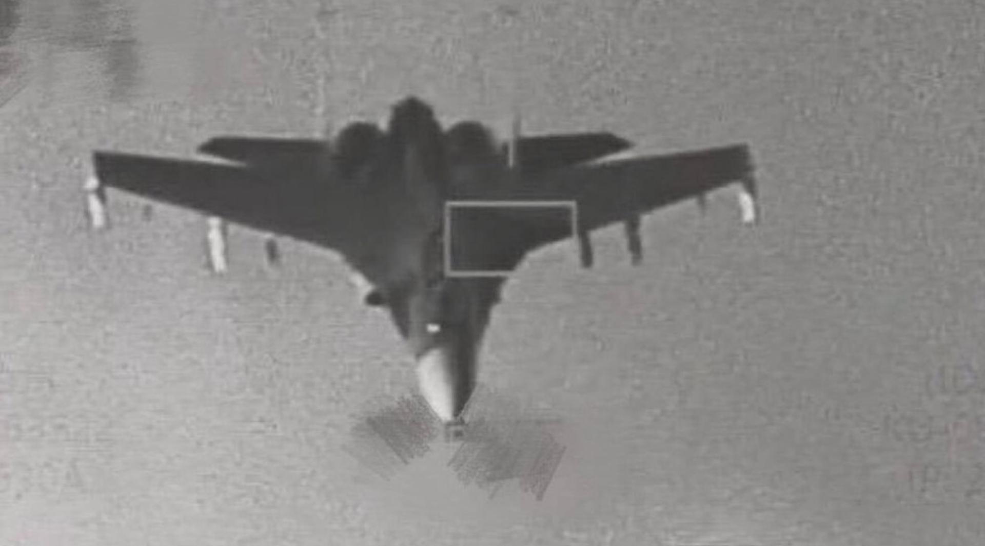 台湾国防部29日发布图片，指台方F-16V战机透过“狙击手先进标定荚舱”监控解放军歼16战机。