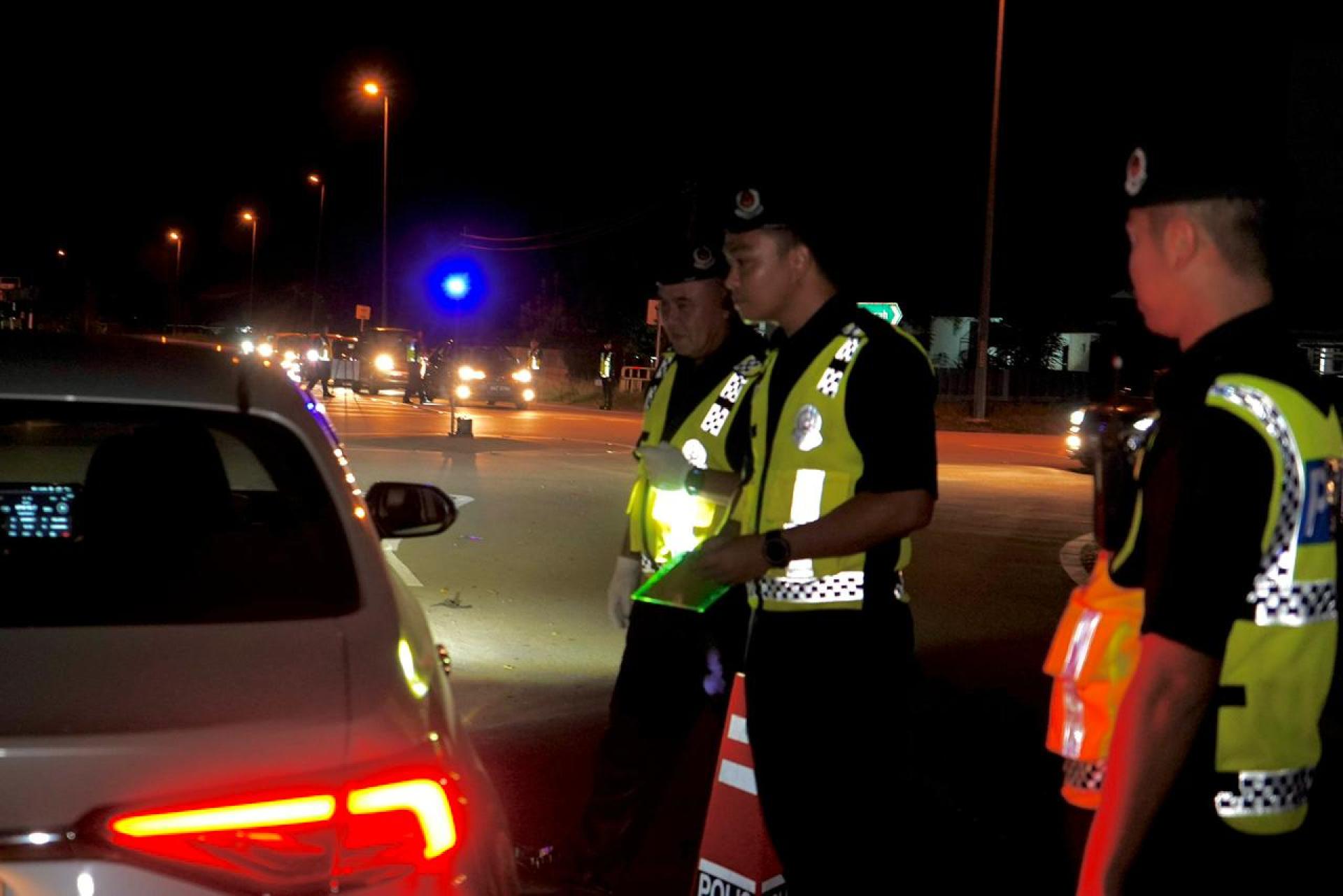 警察设路障检查车辆。