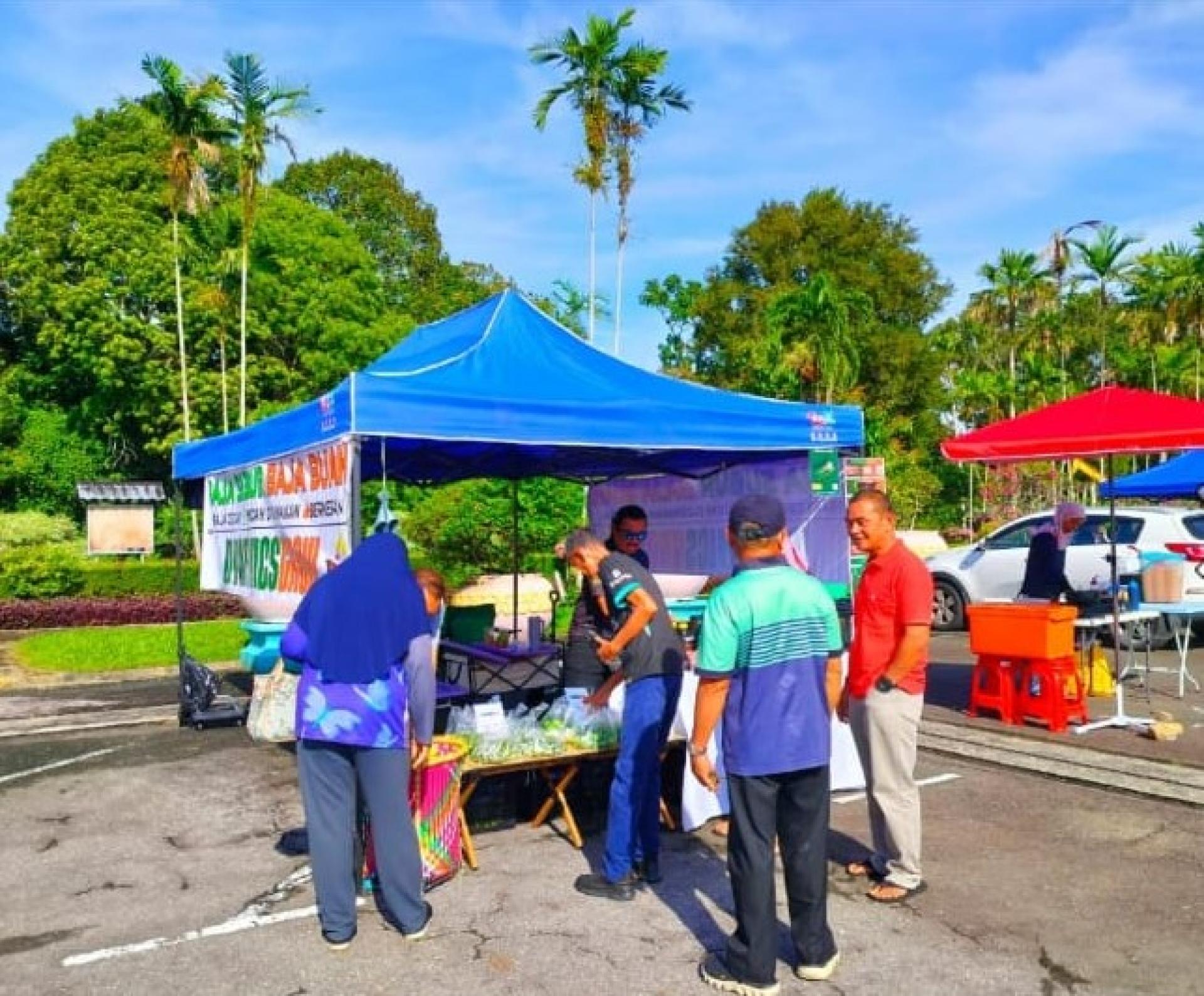 彭加兰巴都村长阿尔凡参观市集销售摊位