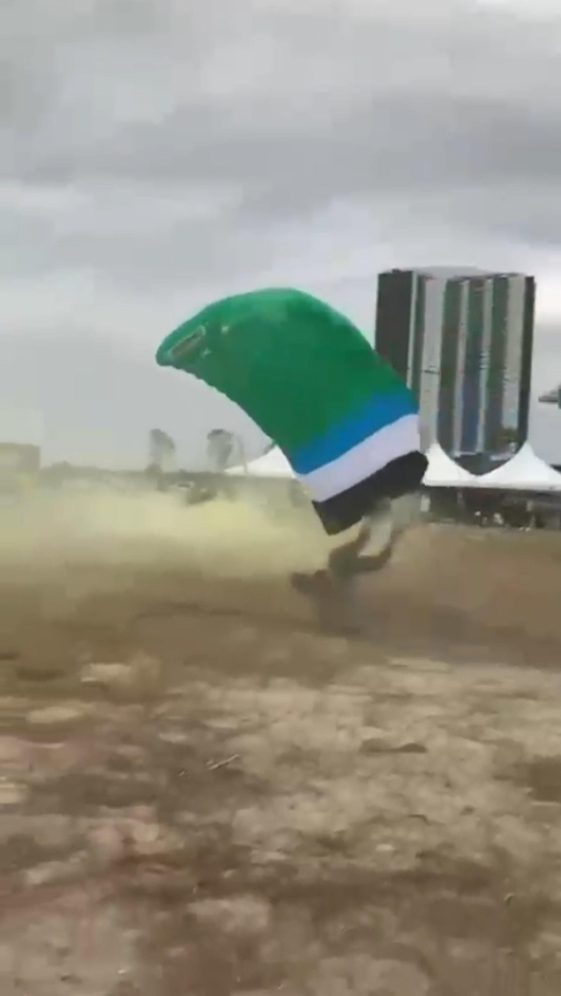 特种突击队助理教官在降落过程中疑似出现操控问题，导致高速坠地受伤。