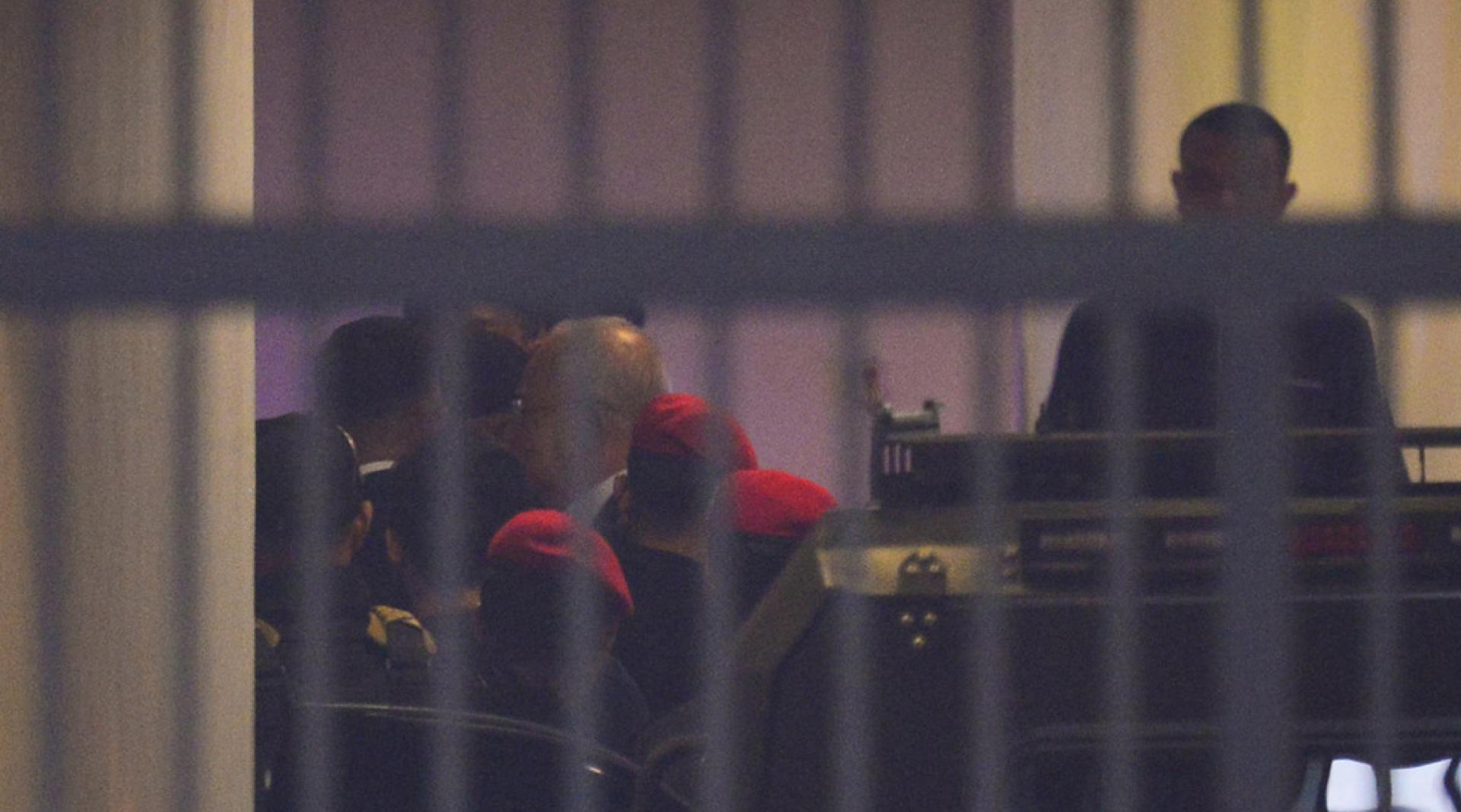 纳吉（中）已就他在1MDB案中，被判监禁15年及罚款114亿令吉的高庭裁决，入禀上诉通知。