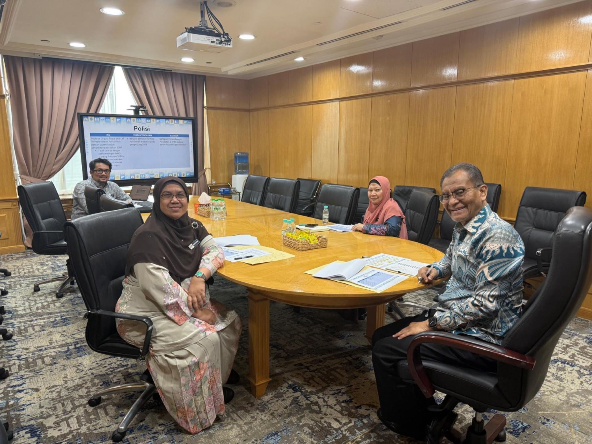 祖基菲里（右）与卫生部高官们会面，商议在2026年全面将器官移植重新定位为国家级重要议程。