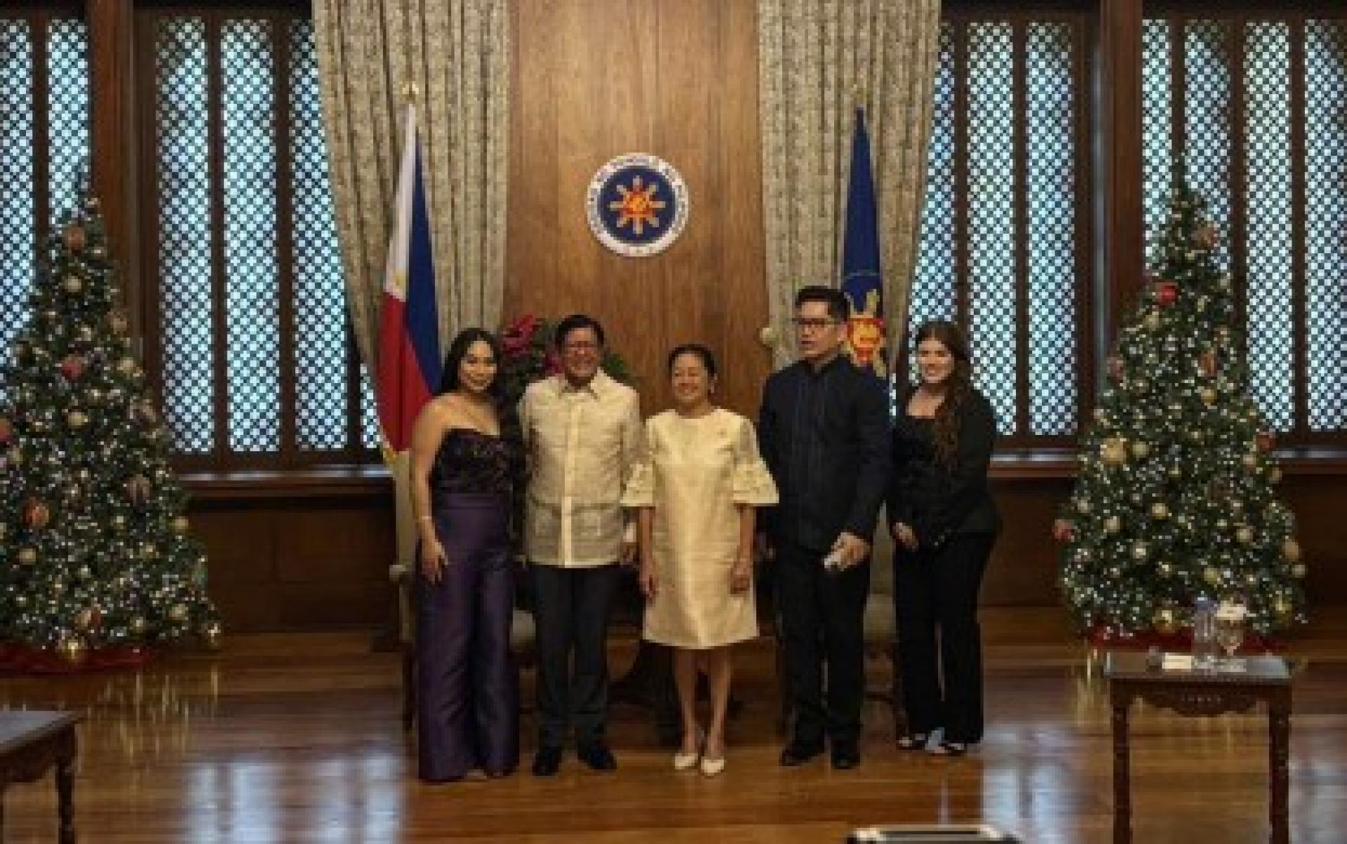 菲律宾总统费迪南德·小马科斯（右二）与第一夫人丽莎·马科斯（右）于周二（12月30日），在马尼拉马拉坎南宫接见《美国达人秀》总冠军、菲裔美国歌手杰西卡·珊切斯（左），并与其亲切交流。