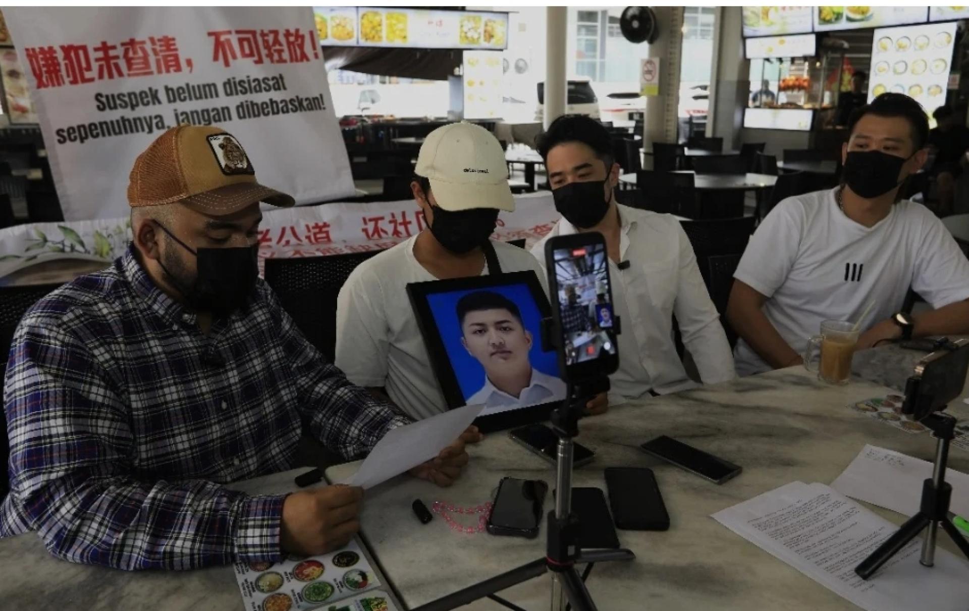 Jeff（左2）希望当局能公正处理其哥哥被谋杀的案件，将所有涉案人员绳之以法。