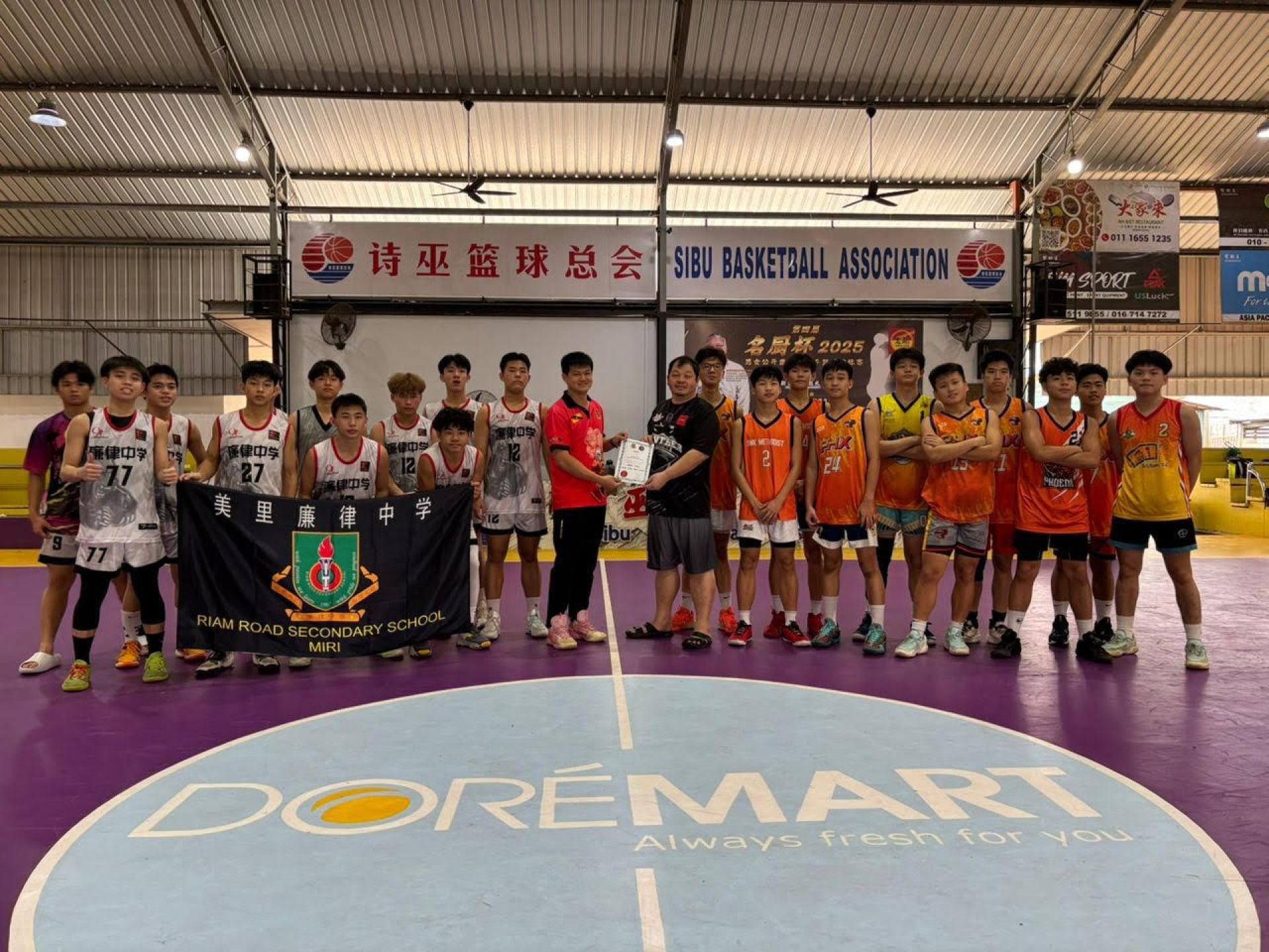 廉律中学林咸俊教练（红衣者）移交感谢状予诗巫篮球总会U18省队教练。