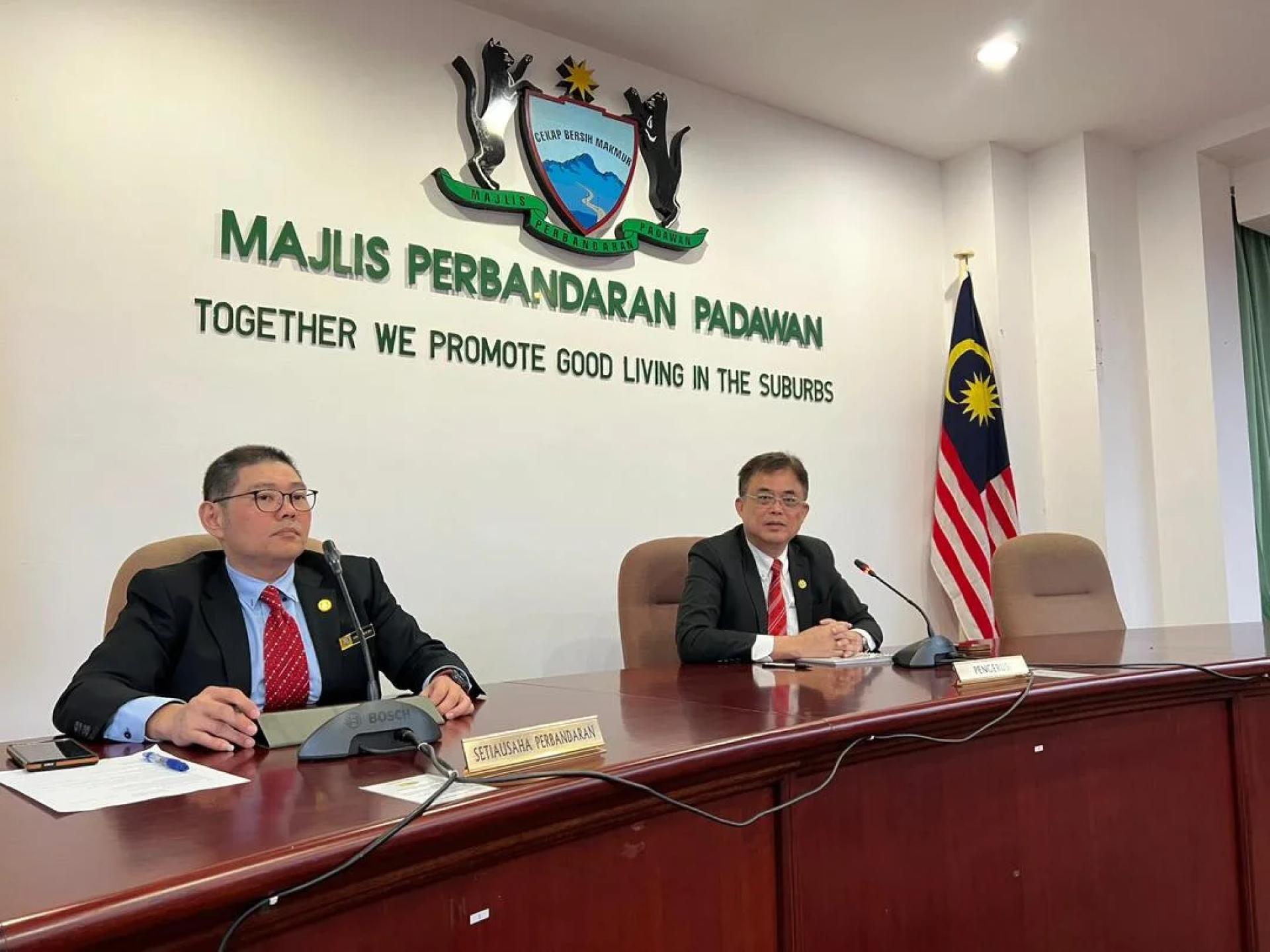 Tan Kai (right) together with MPP Secretary Goh Thiam Ho during the MPP Full Council Meeting.