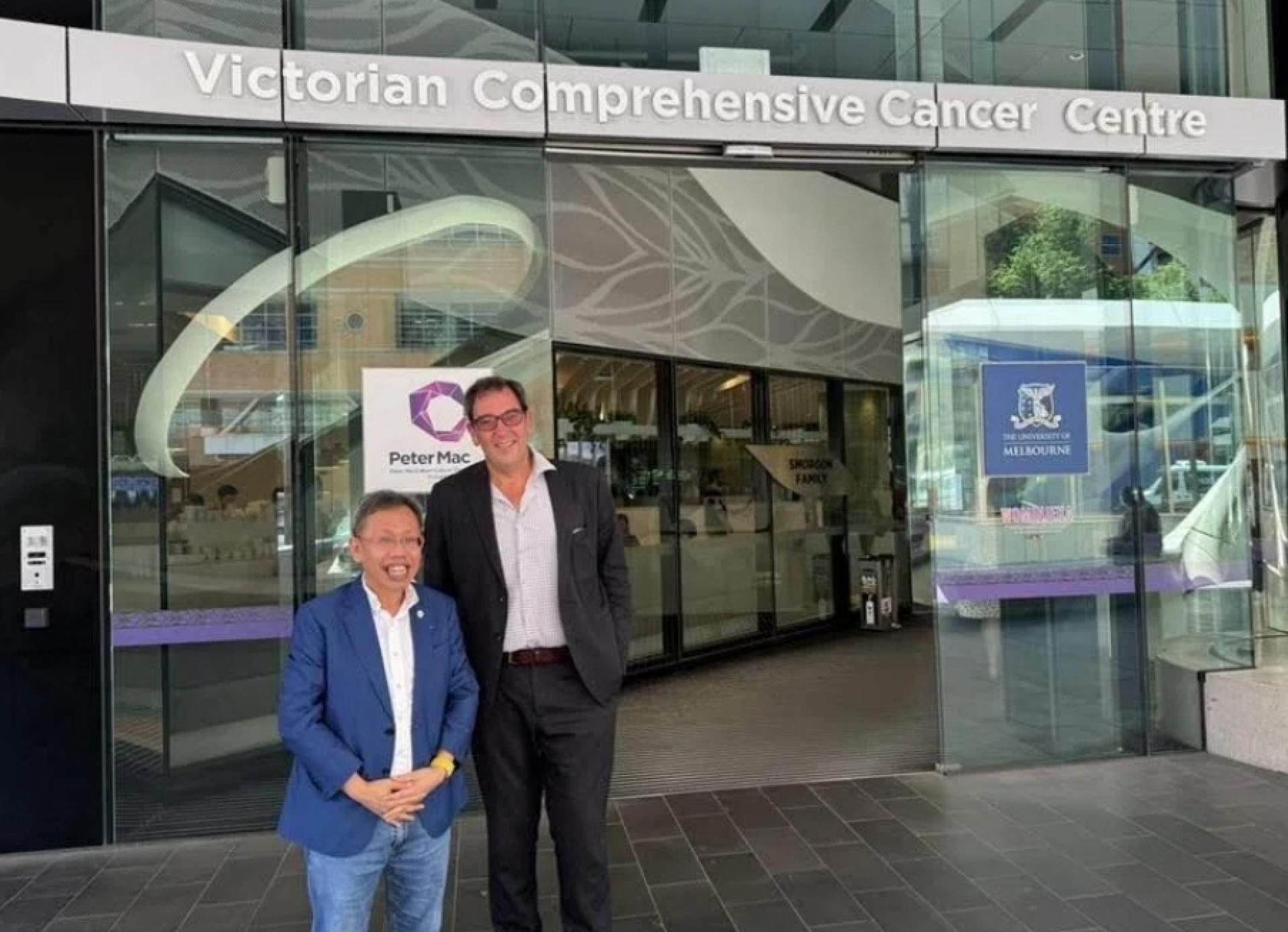 Dr Sim with Dr Wheeler during his visit to Peter Mac.