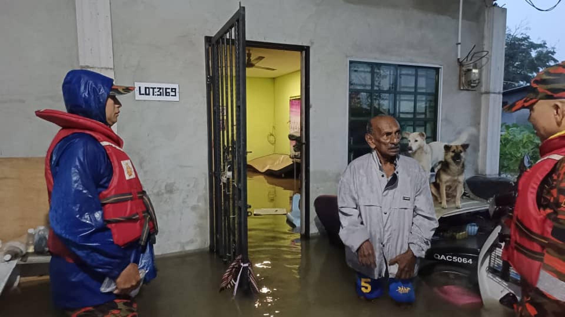 一名长者拨电寻求援助后，成功被到场的消拯人员安全带离现场。