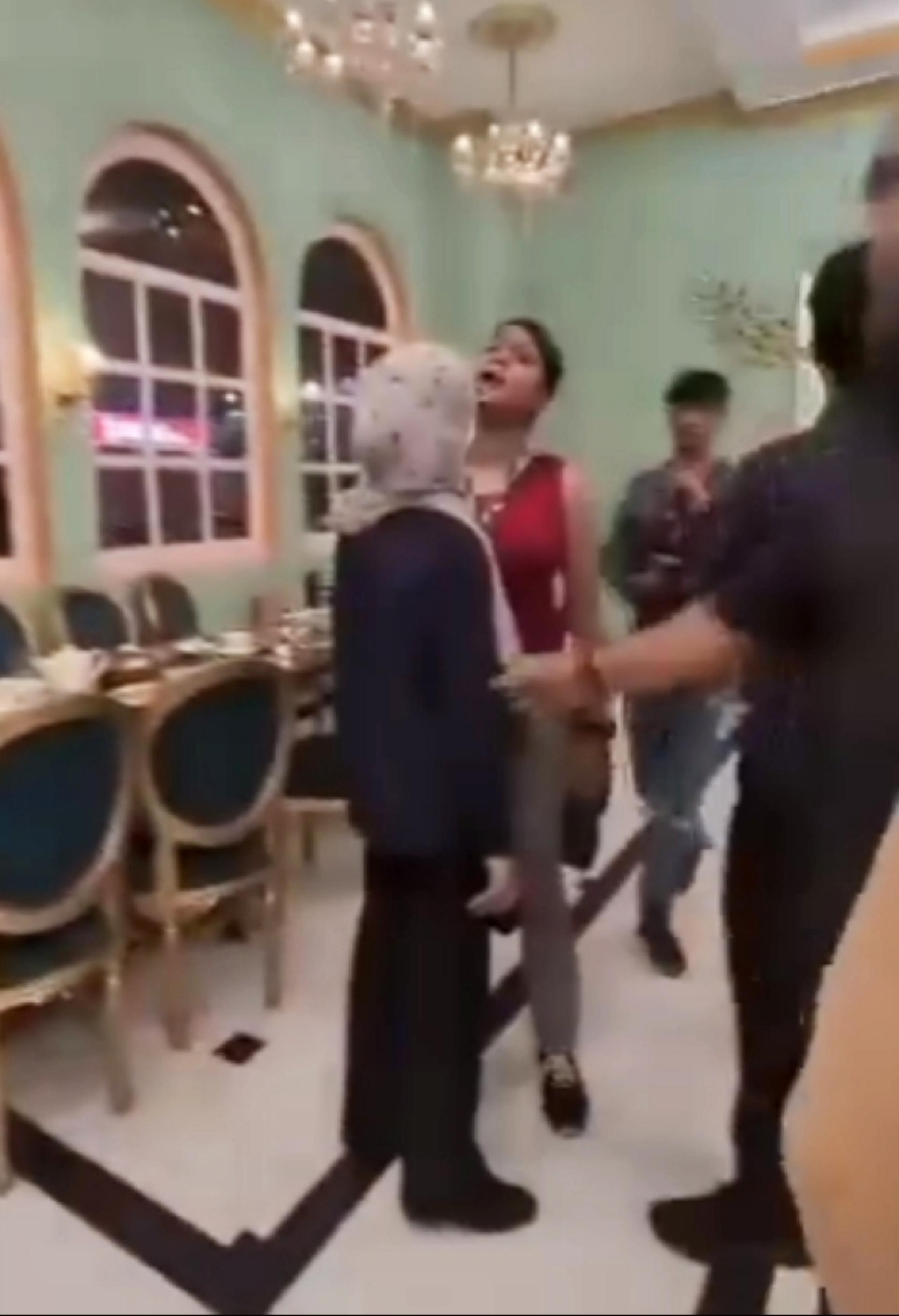 “雪拉警长”与一名女子发生口角的视频在网络流传后，引起热议。