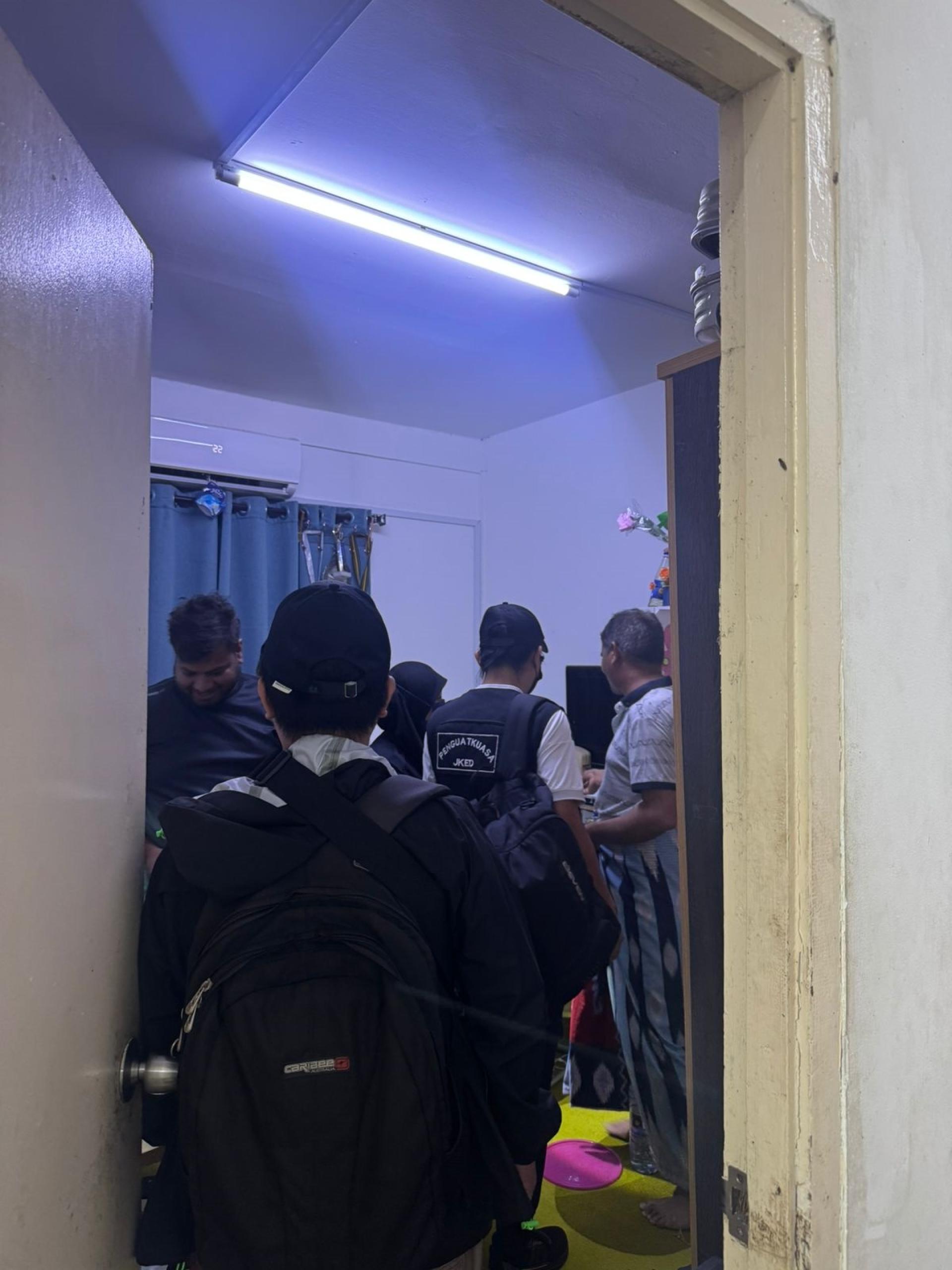 执法官员突检时影。