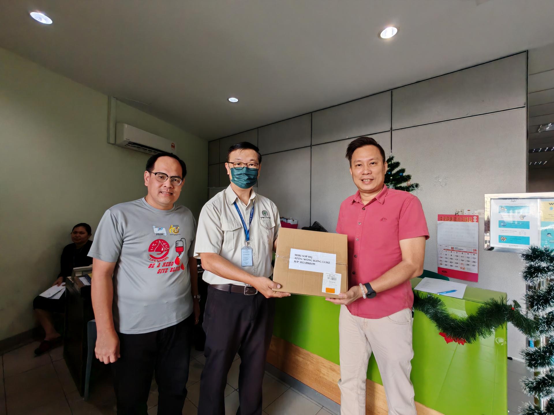 砂油棕集团行政部高级经理刘利豪（中）移交赞助品予北砂新闻从业员协会会长蔡传晋，左为该会财政兼筹备会主席杨万勇。