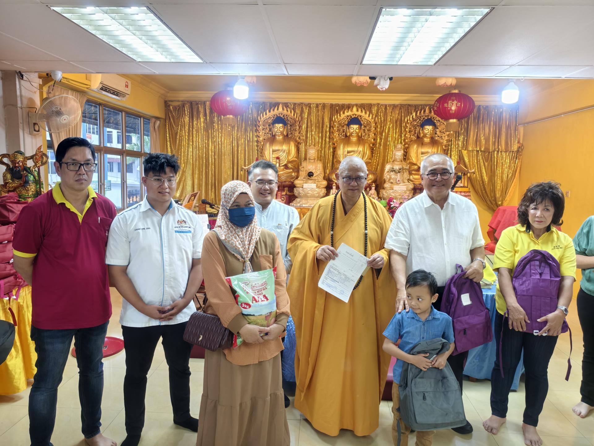 美里市长俞小珊（右2）颁发开学杂费予受惠学子。左起为美里佛教会财政罗金强，邹梓建，熊千雨，美里佛教会主席释圣林法师及甲必丹陈彩萍（右）。