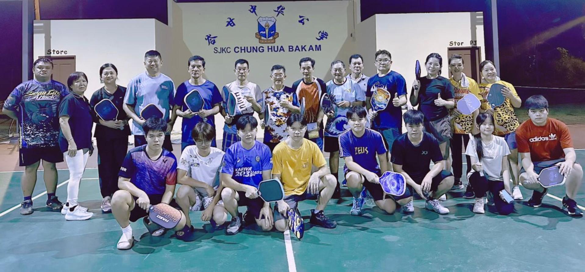 砂拉越人民联合党峇甘分部主办匹克球交流会合影。左4起为砂拉越人民联合党峇甘分部主席沈振武，校友杨富联、谭华贤、张国财、蔡建槟、杨伯庆。