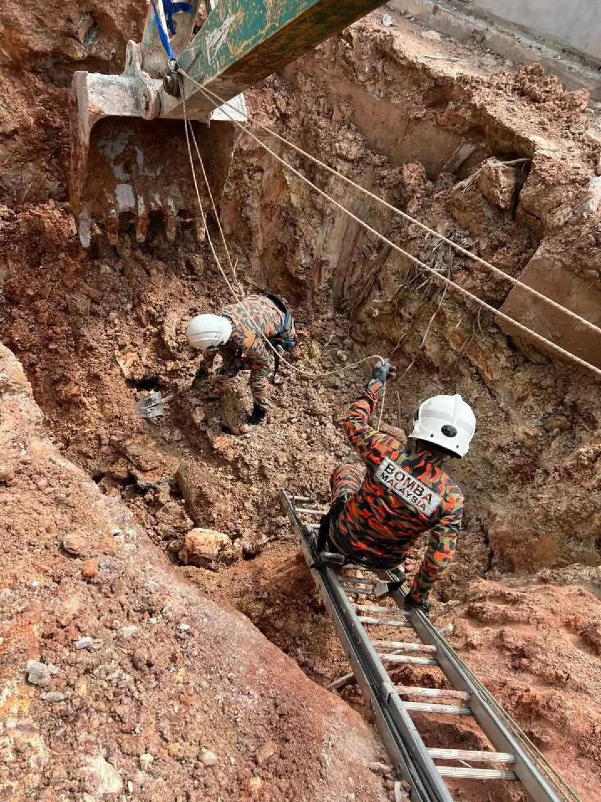 柔佛州哥打丁宜县本那哇镇一间工厂附近，发生山体滑坡事故，造成两名员工遇难。