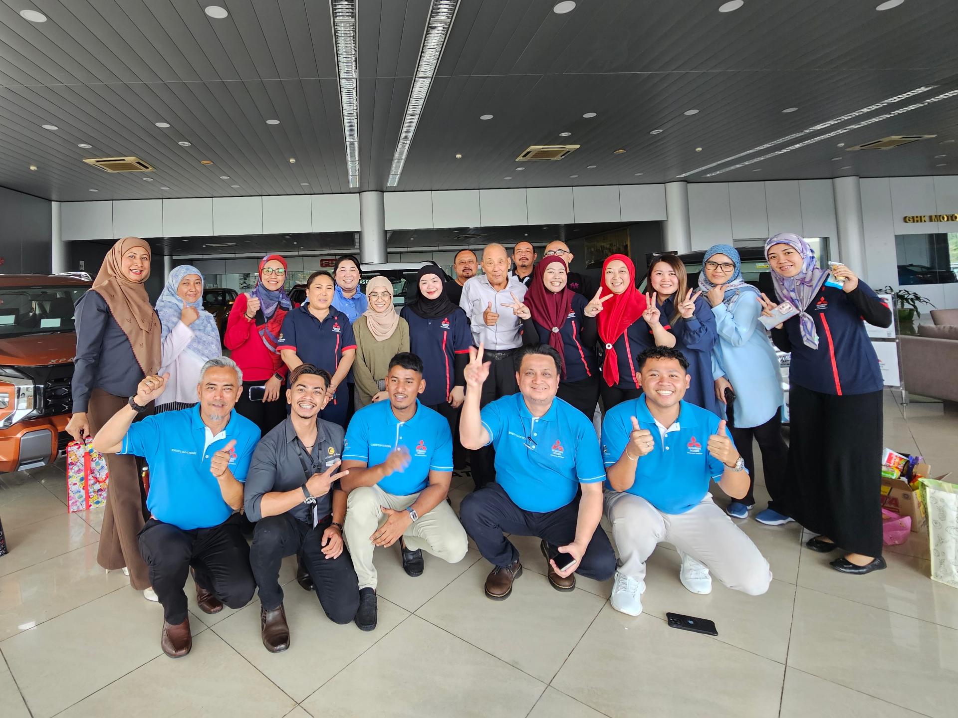 丕显甲必丹拿督吴景进与职员合影。