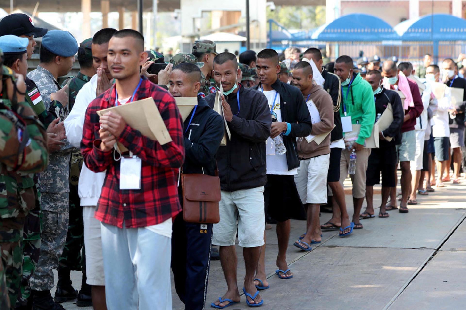 18名被泰扣押的柬埔寨士兵在拜林省边境检查站获释。