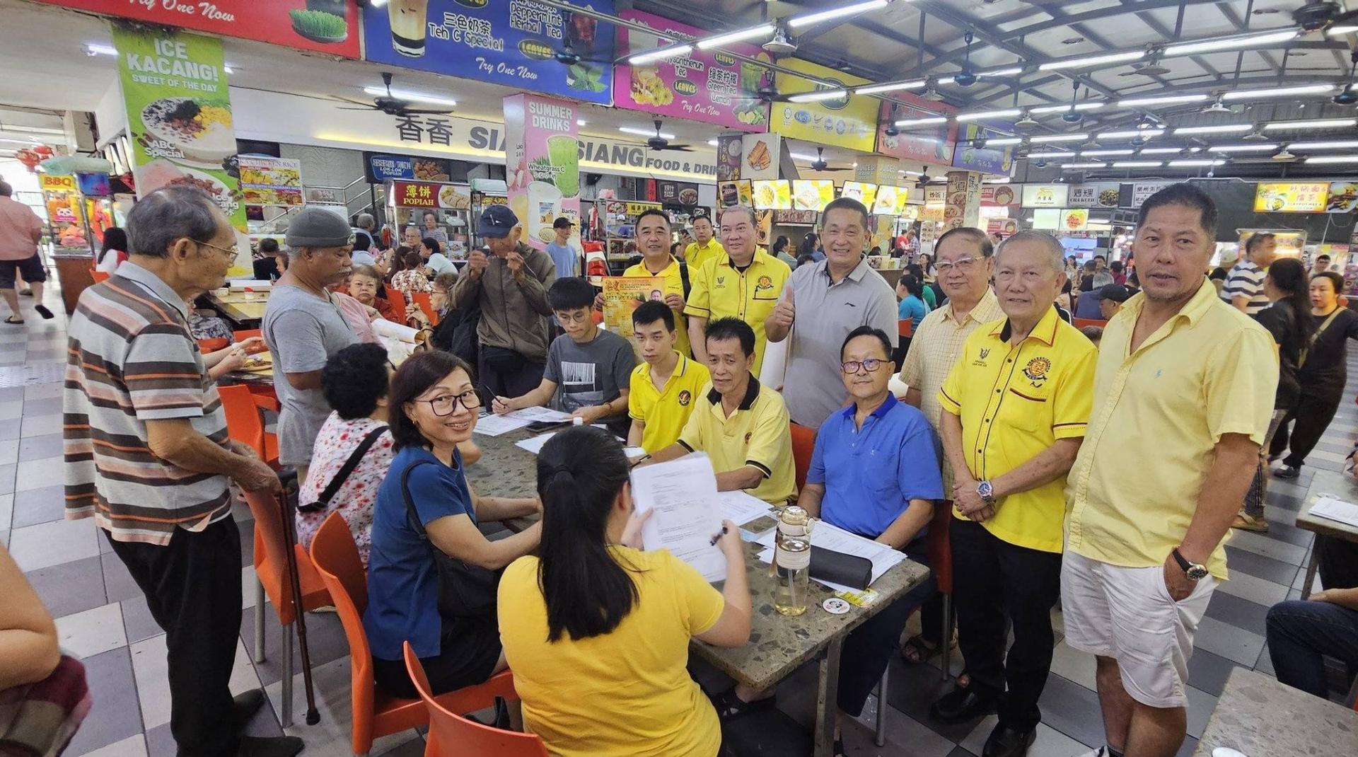 巴都林当区议员施志豪（站右4）与社区领袖、为民服务团队成员，同心协力服务各族砂民众。站者右起为：本曼查陈君义、本固鲁严安干、达万再也商联会会长林瑞钊、本固鲁拿督贝朝兴、陈义华。