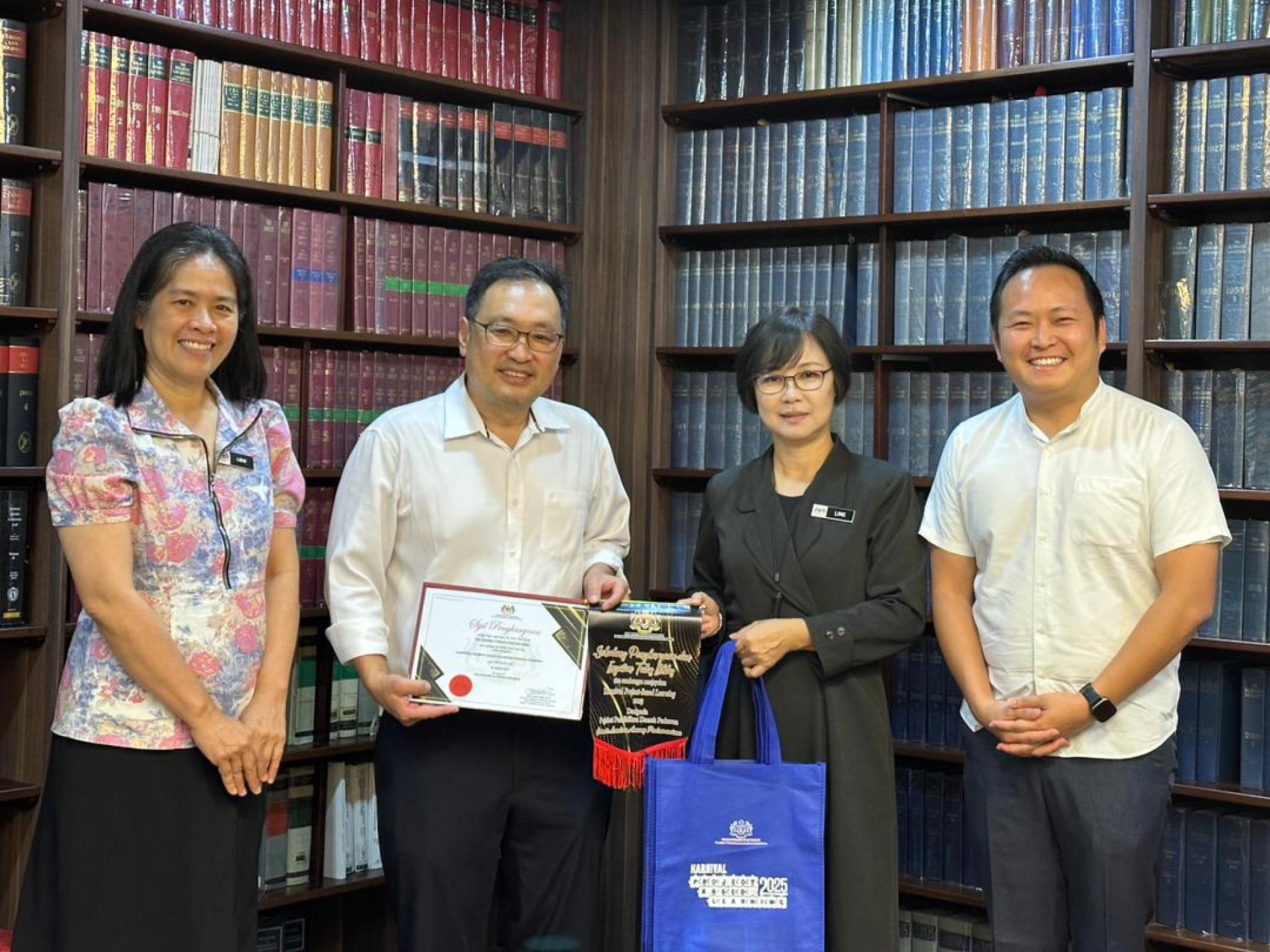 巴达旺县教育厅一行人拜会砂实旦宾区国会议员张健仁（左2）向其表达感谢与认可。右为张健仁特别助理江峰年。