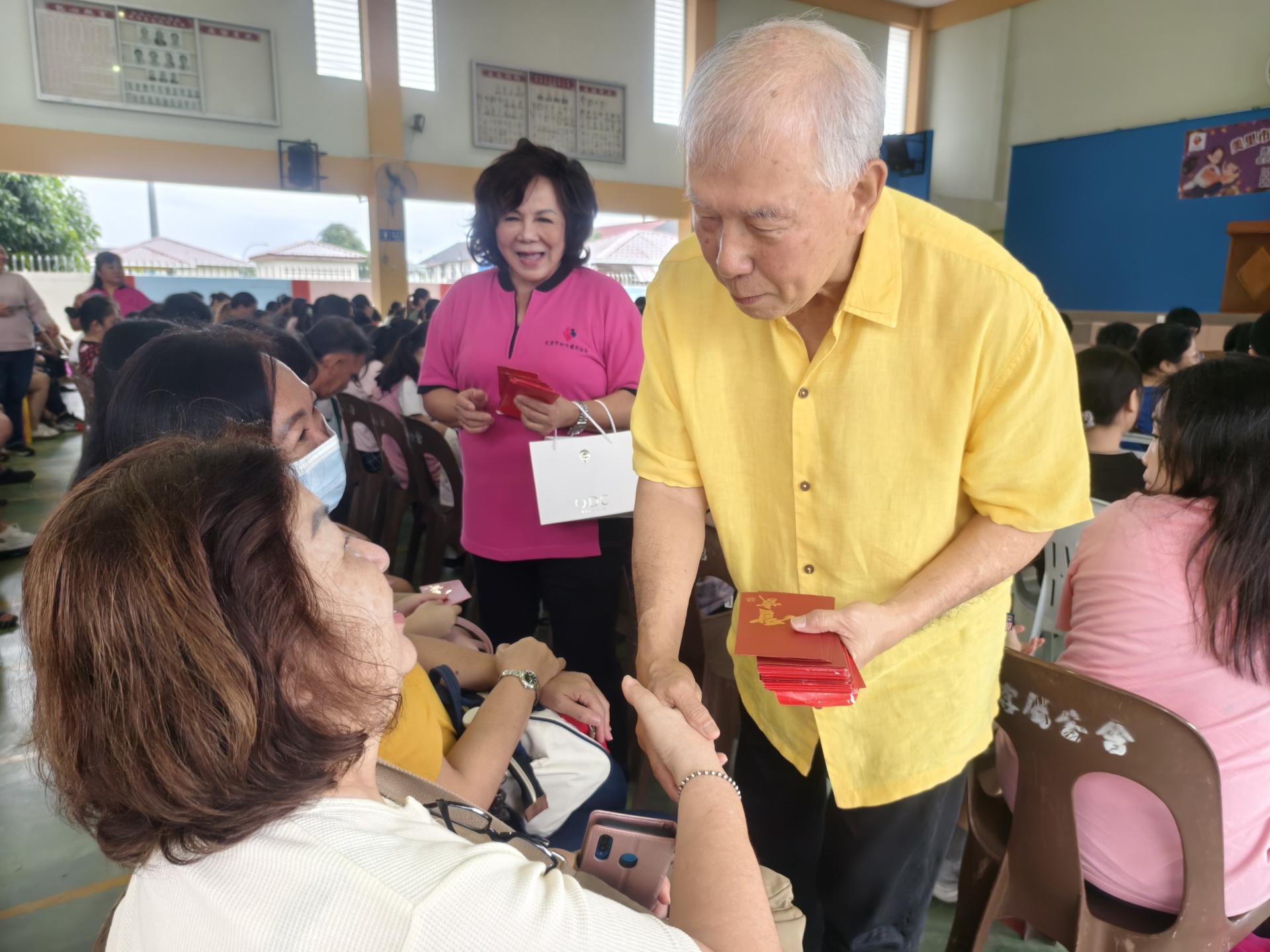 美里市妇女援助协会永久名誉顾问拿督陈超耀在主席甲必丹陈彩萍陪同下，分发儿童红包，并与出席会员交流。