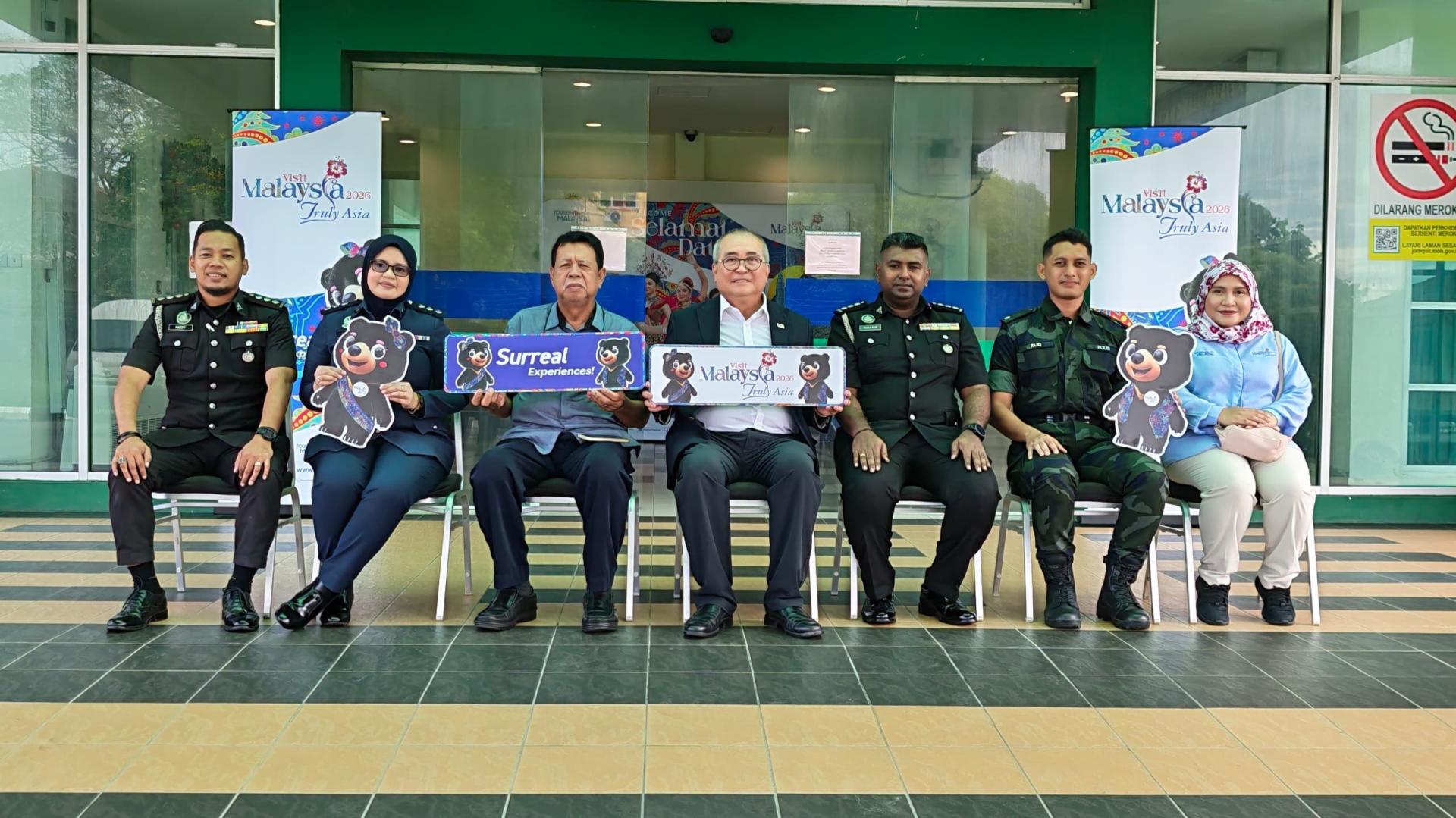 美里市长俞小珊（中）出席元旦日在美里双溪都九的移民、关税、检疫及安全综合大楼（ICQS）举行的2026年马来西亚旅游年迎宾与旅游宣传活动合影。