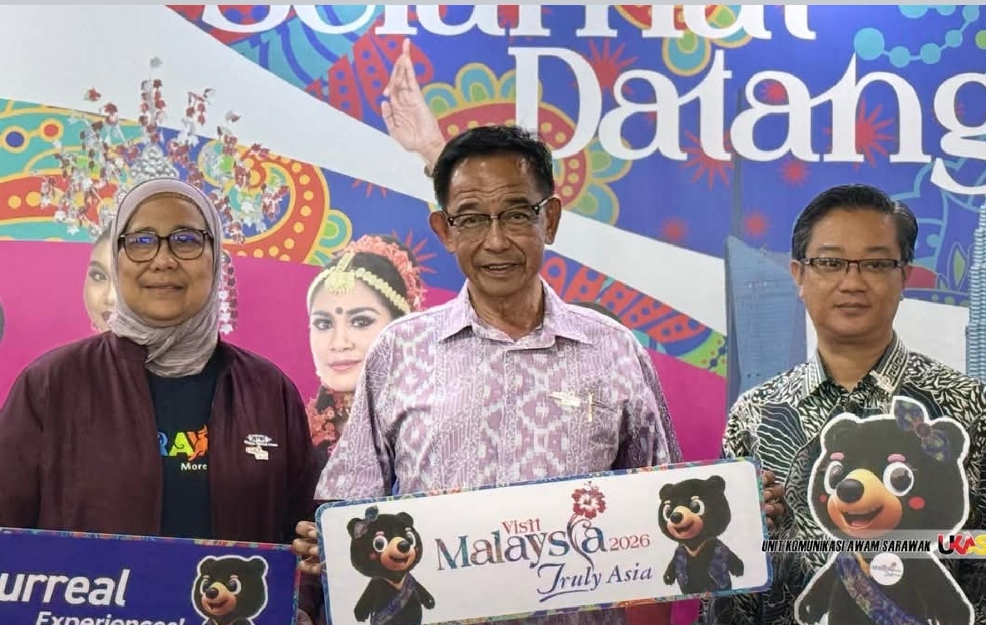 拿督斯里阿都卡林在古晋国际机场推介大马旅游年。