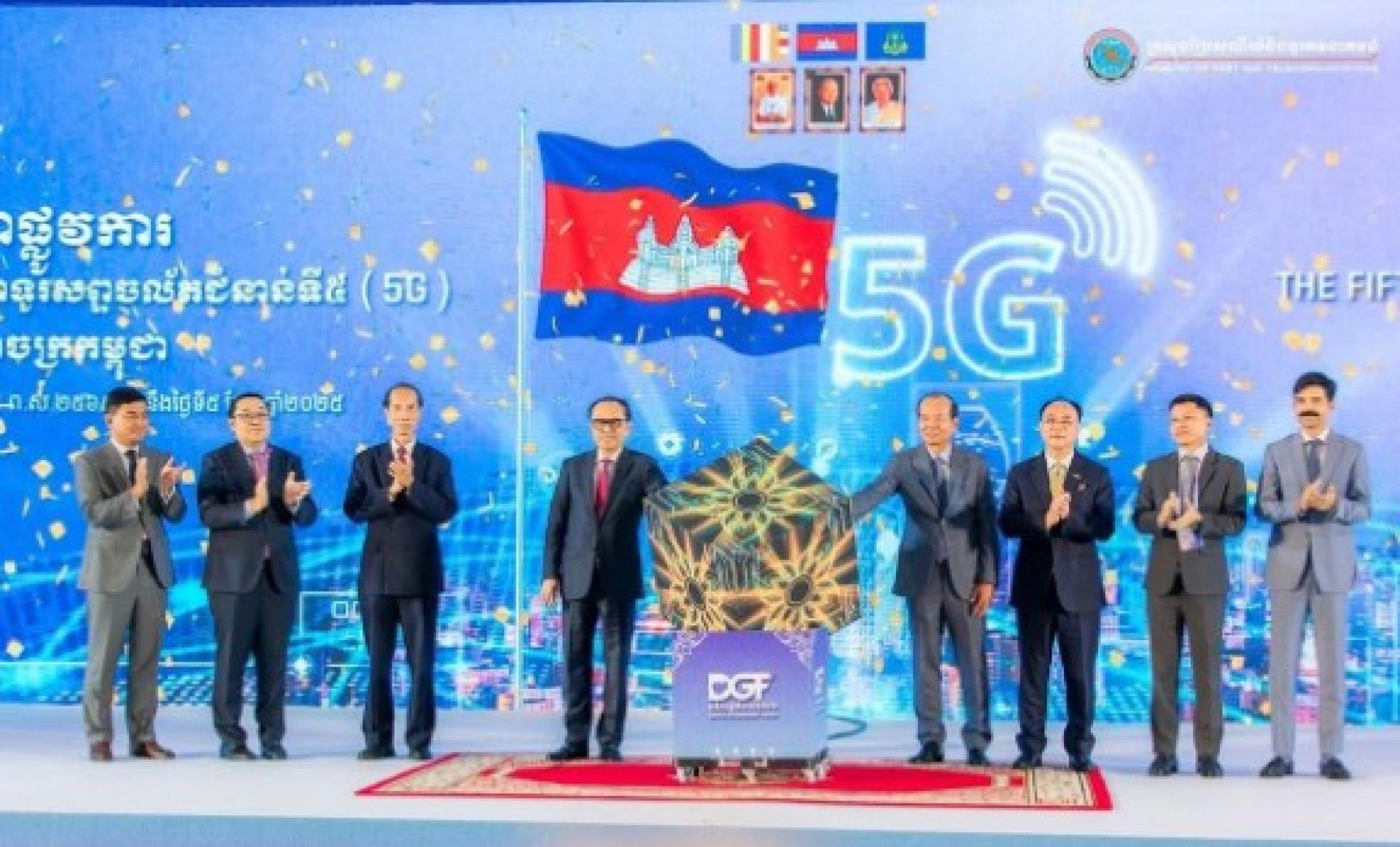 柬埔寨副首相旺西伟索（左4起）及邮电部长谢万德于2025年12月5日主持5G服务推介仪式。（档案照）