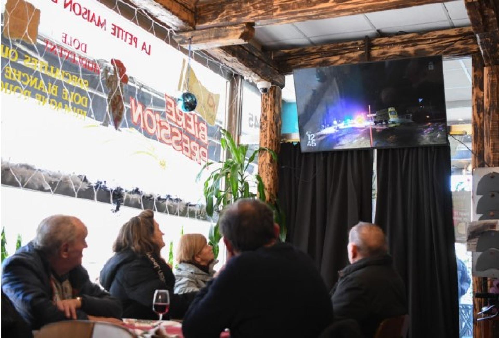 瑞士日内瓦的酒吧顾客，在留意吧爆炸的新闻报道。