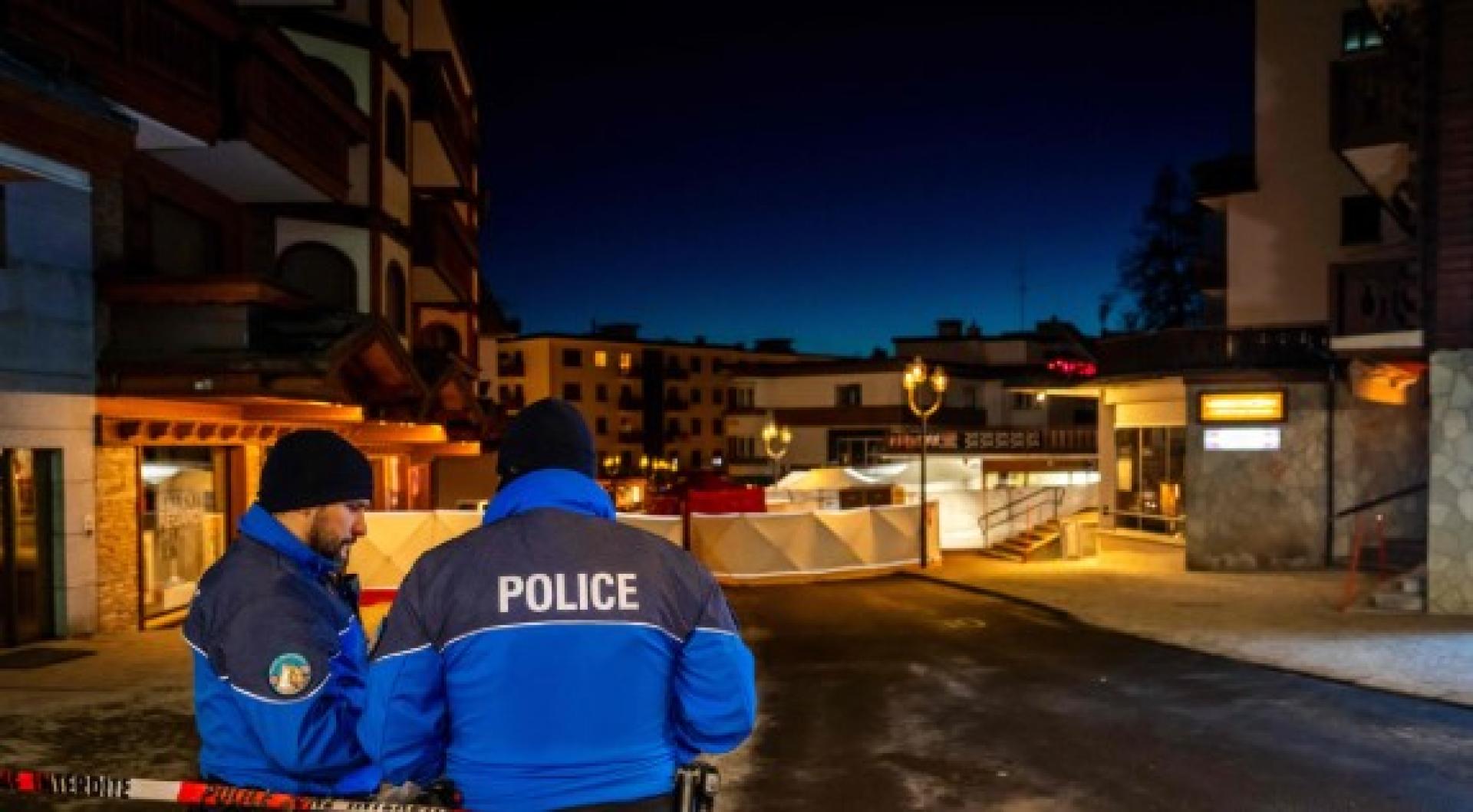 警方封锁通往酒吧所在街道的道路。