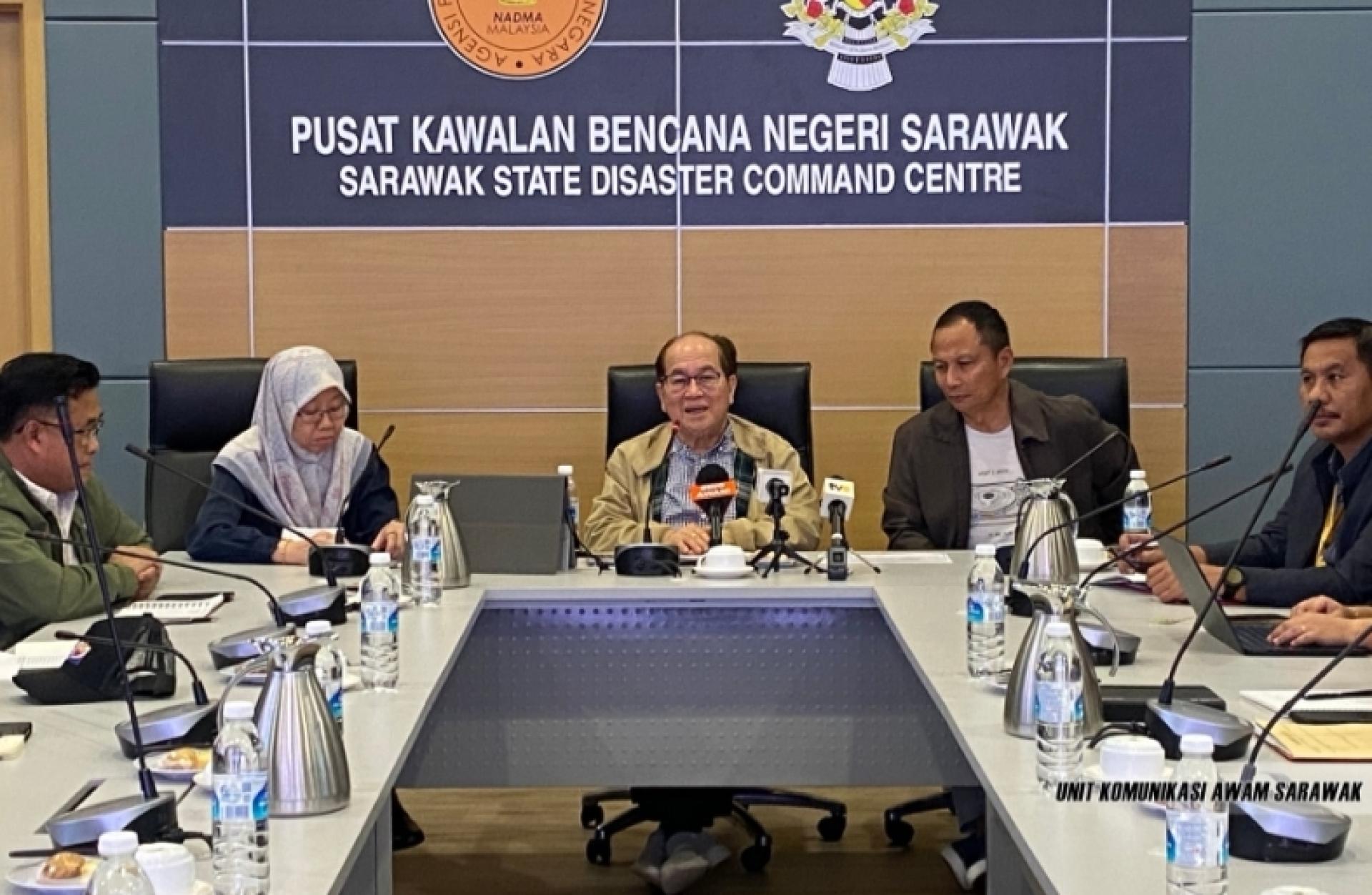 道格拉斯主持会议。