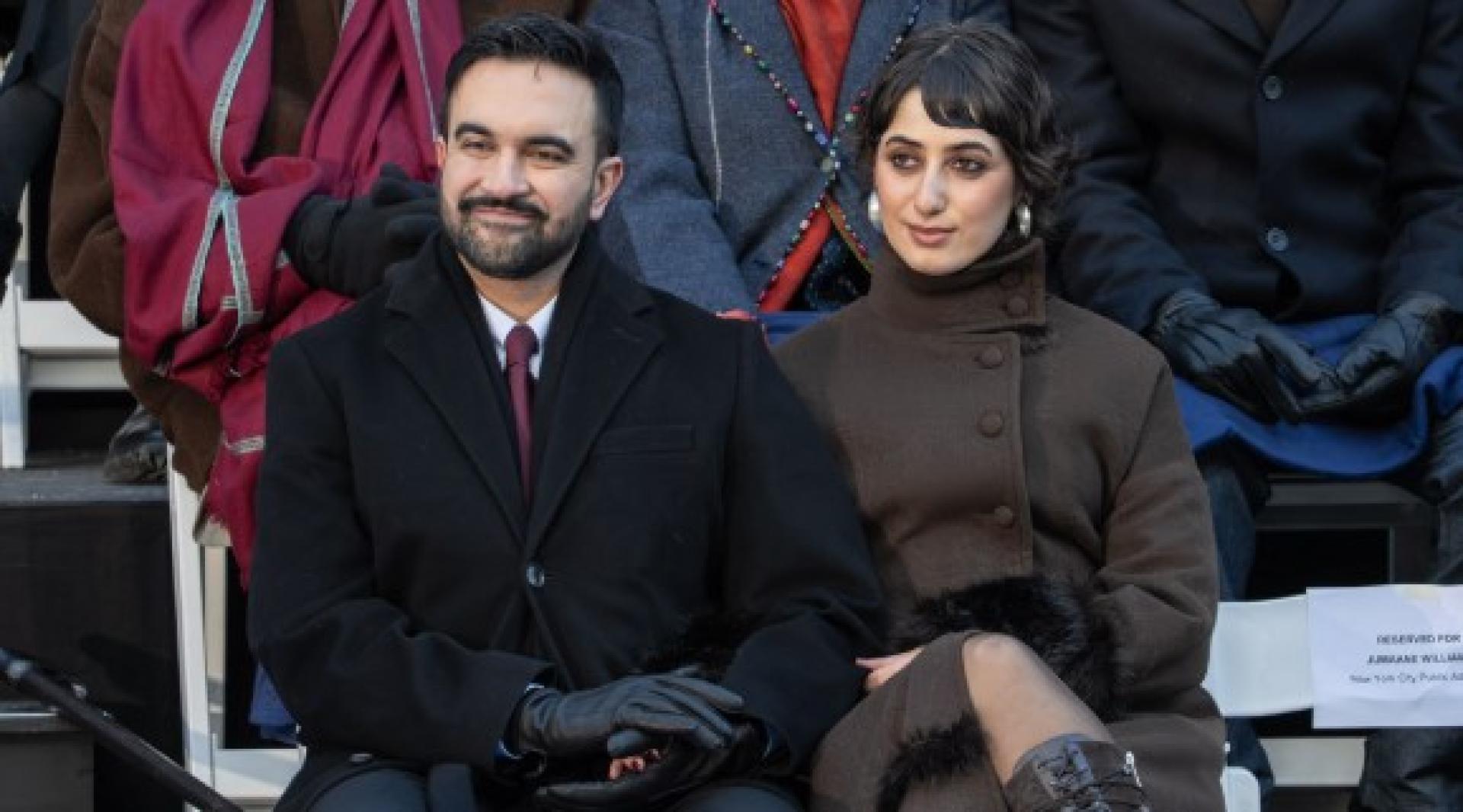 马姆达尼和妻子拉玛·杜瓦吉在就职典礼上。杜瓦吉生于美国，父母是来自大马士革名门望族的叙利亚穆斯林。