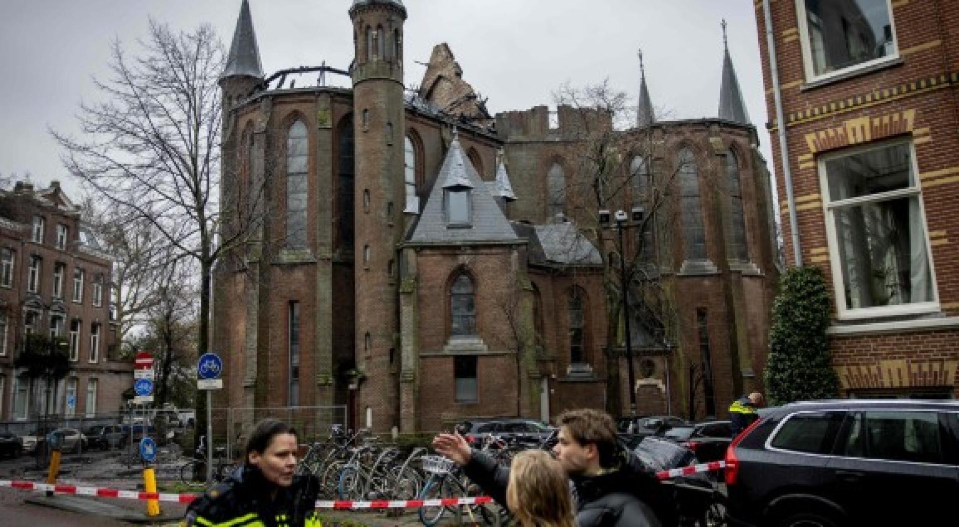 失火教堂建于1872年，暂未确认是否与违规燃放烟花有关。