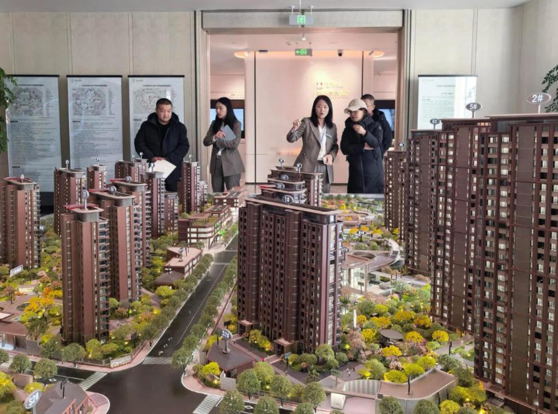 图为民众2025年12月中在北京通州一售楼处了解楼盘信息。