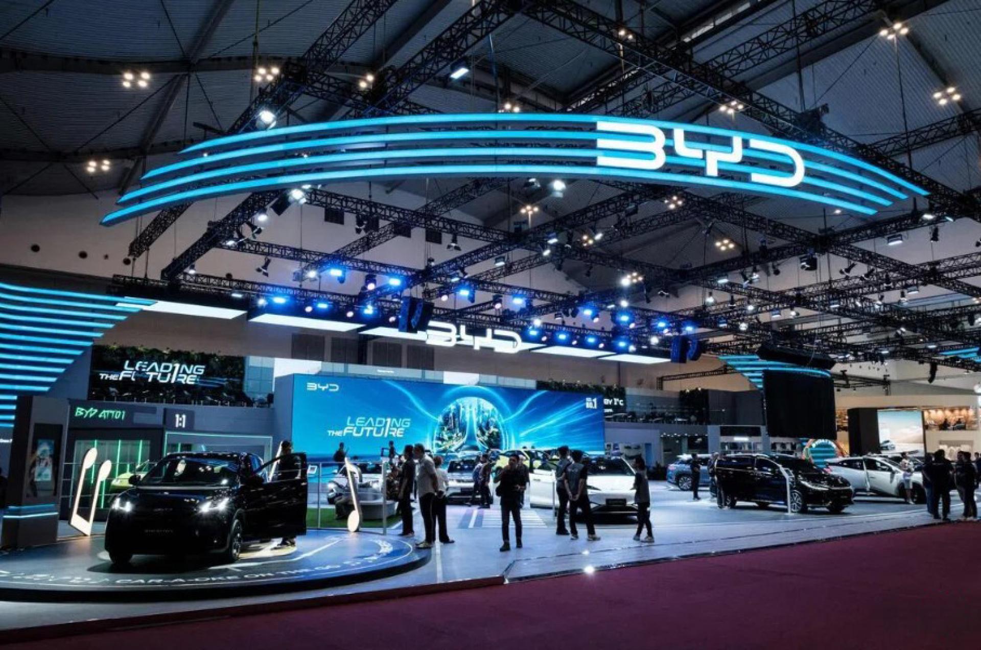 中国电动汽车巨企比亚迪公布最新的数据显示，公司去年全年销量累计达460万辆，同比增长7.73%。图为比亚迪去年7月在印尼国际车展的展厅。 （档案照）