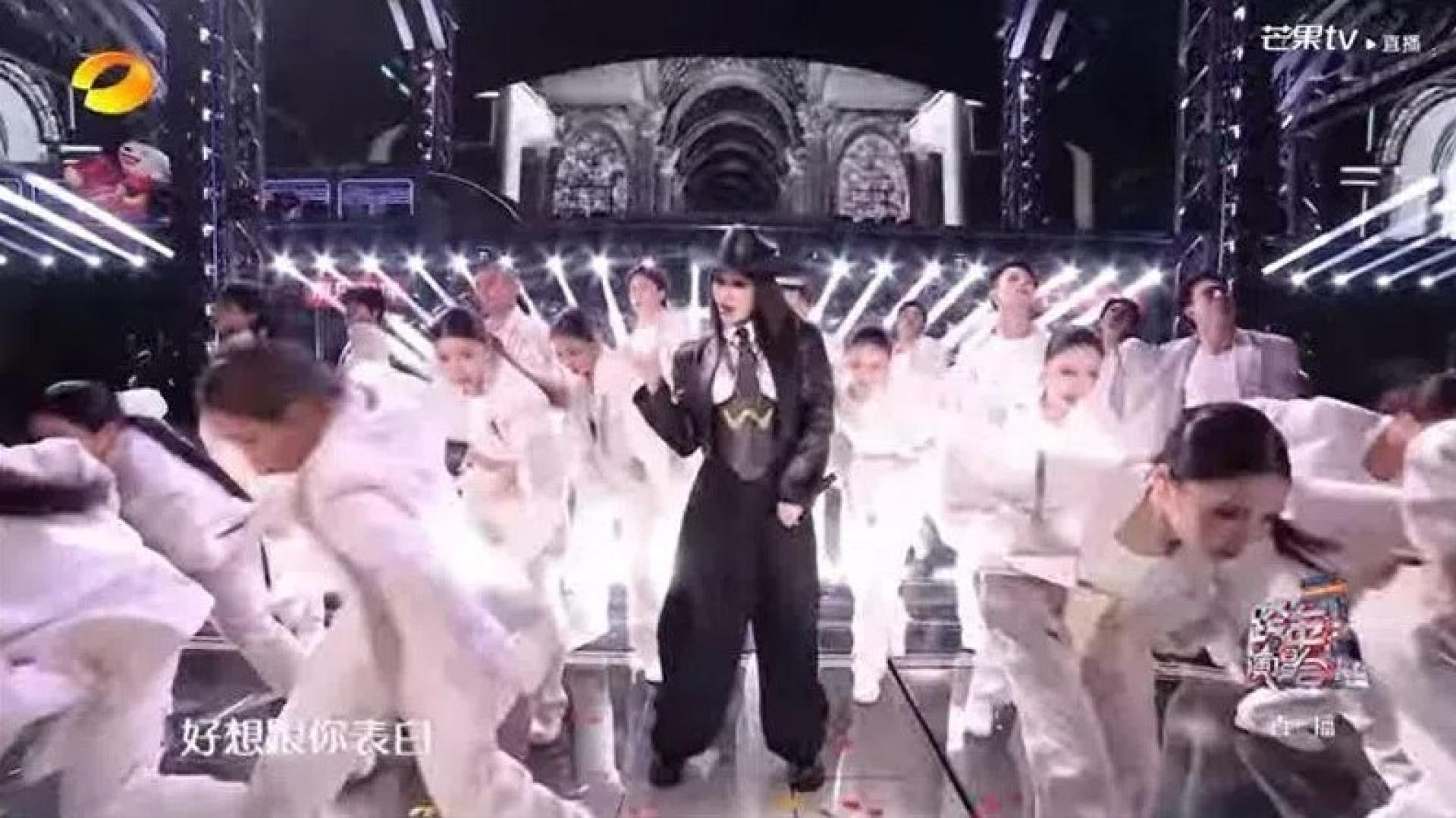 Elva在湖南卫视跨年秀一身黑色系，劲歌热舞，宝刀未老。