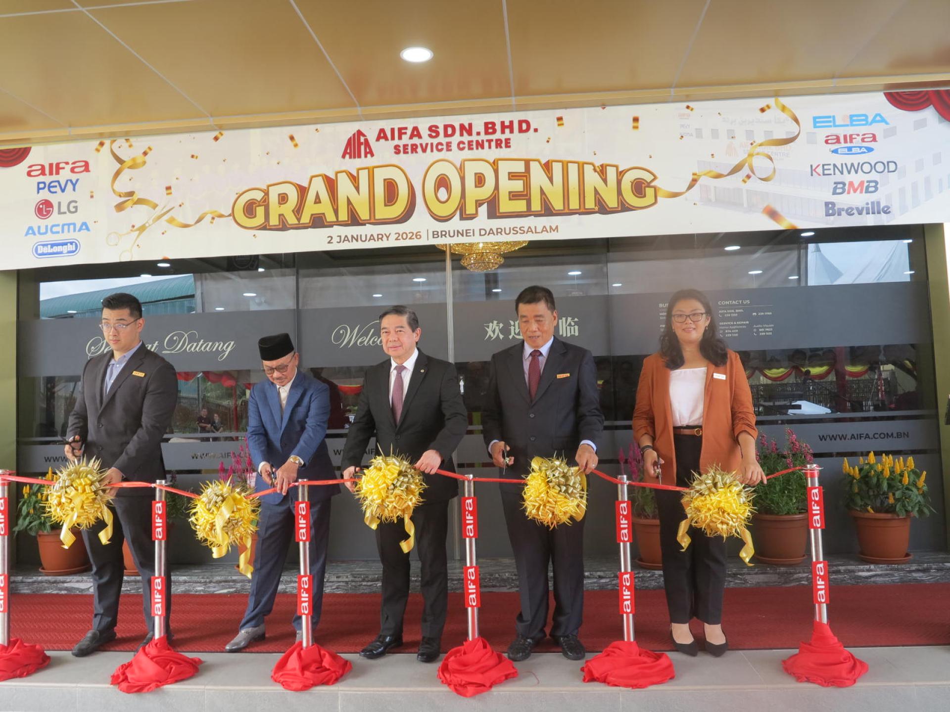 汶莱首相署部长兼第二财政与经济部长拿督刘光明联合AIFA董事主席彭基兰莫哈末尤 索夫、AIFA董事经理刘世泉博士、总经理刘裔铃,副经理刘裔铭共同主持开礼