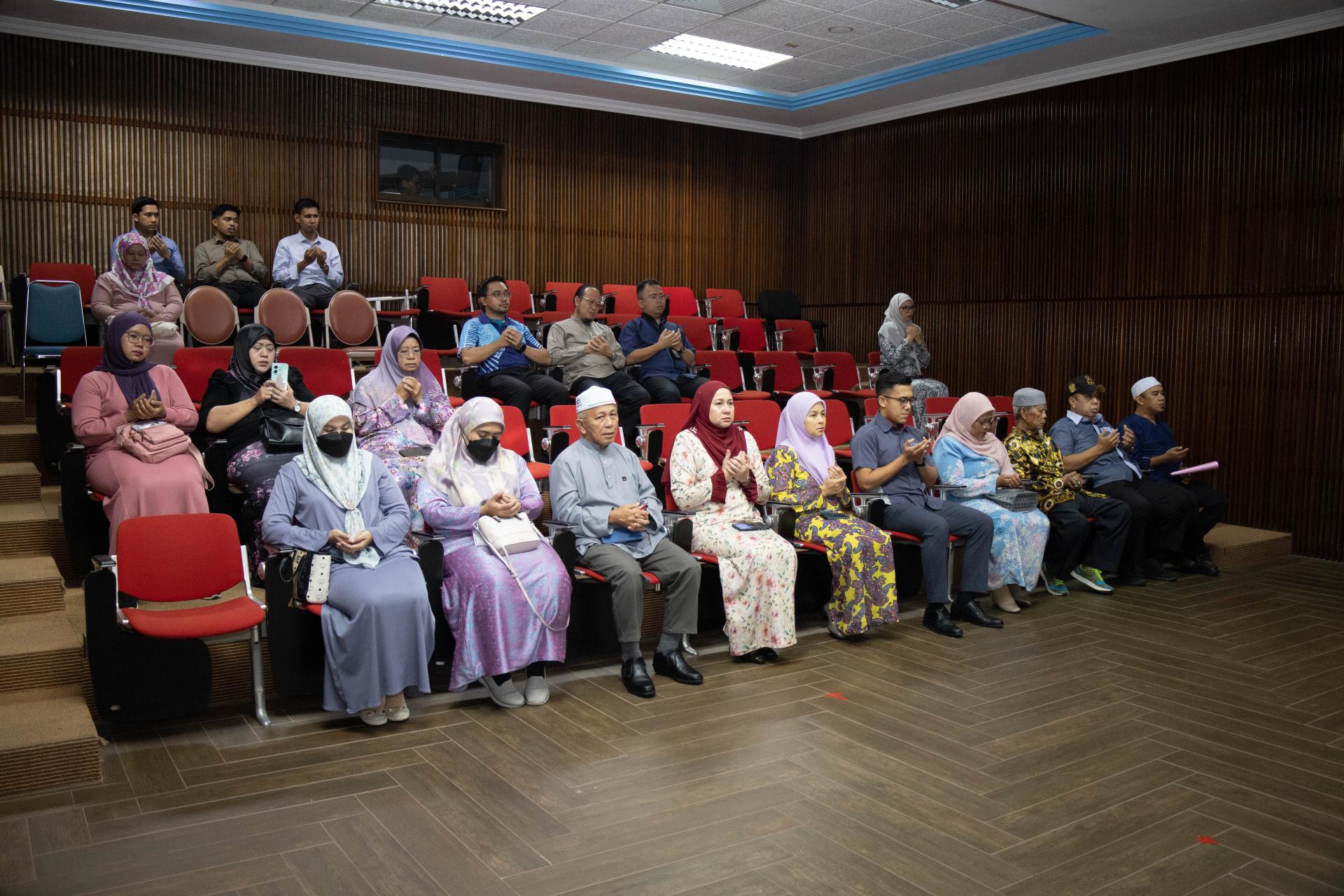 主宾法齐亚与受惠者进月平安祈祷