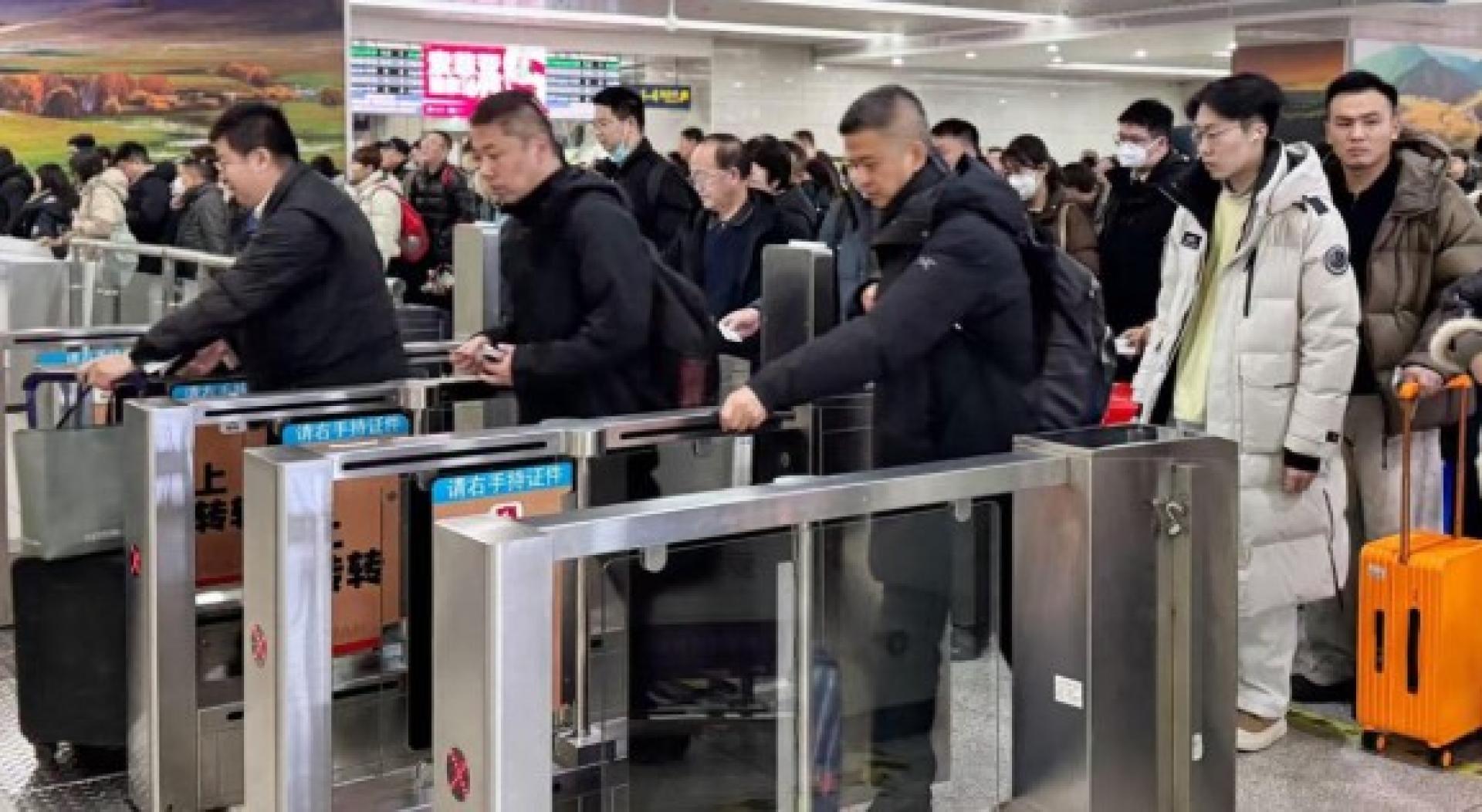 北京火车站在2026年元旦日出现大量乘客入闸乘搭火车。